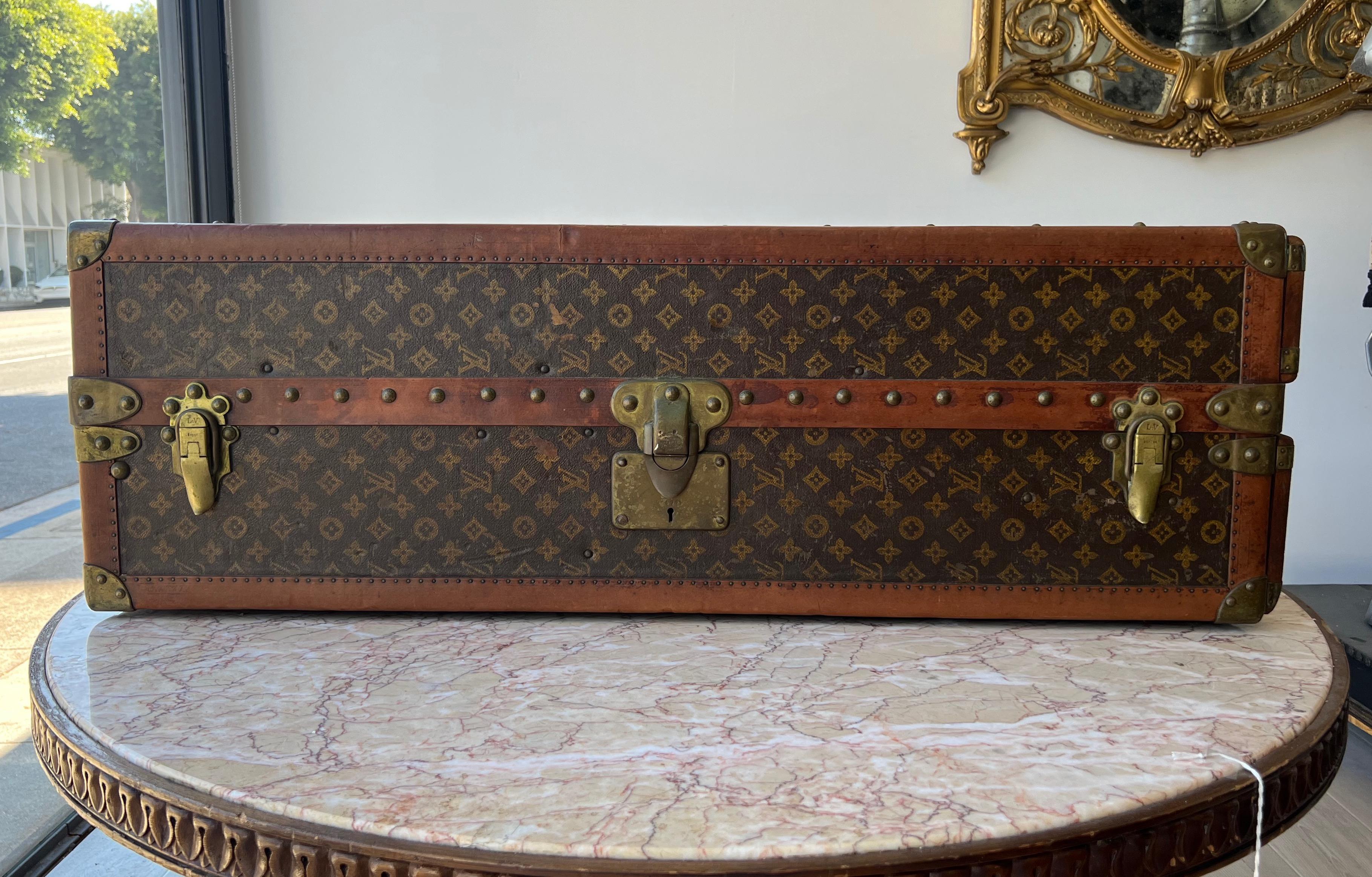 Wir freuen uns, diese fabelhafte Original Louis Vuitton 1920 Dampfer Garderobe Koffer anbieten zu können. Sie ist ein absolutes Original mit dem ikonischen Schablonenmuster von Louis Vuitton. Das Äußere ist im Verhältnis zu seinem Alter in sehr