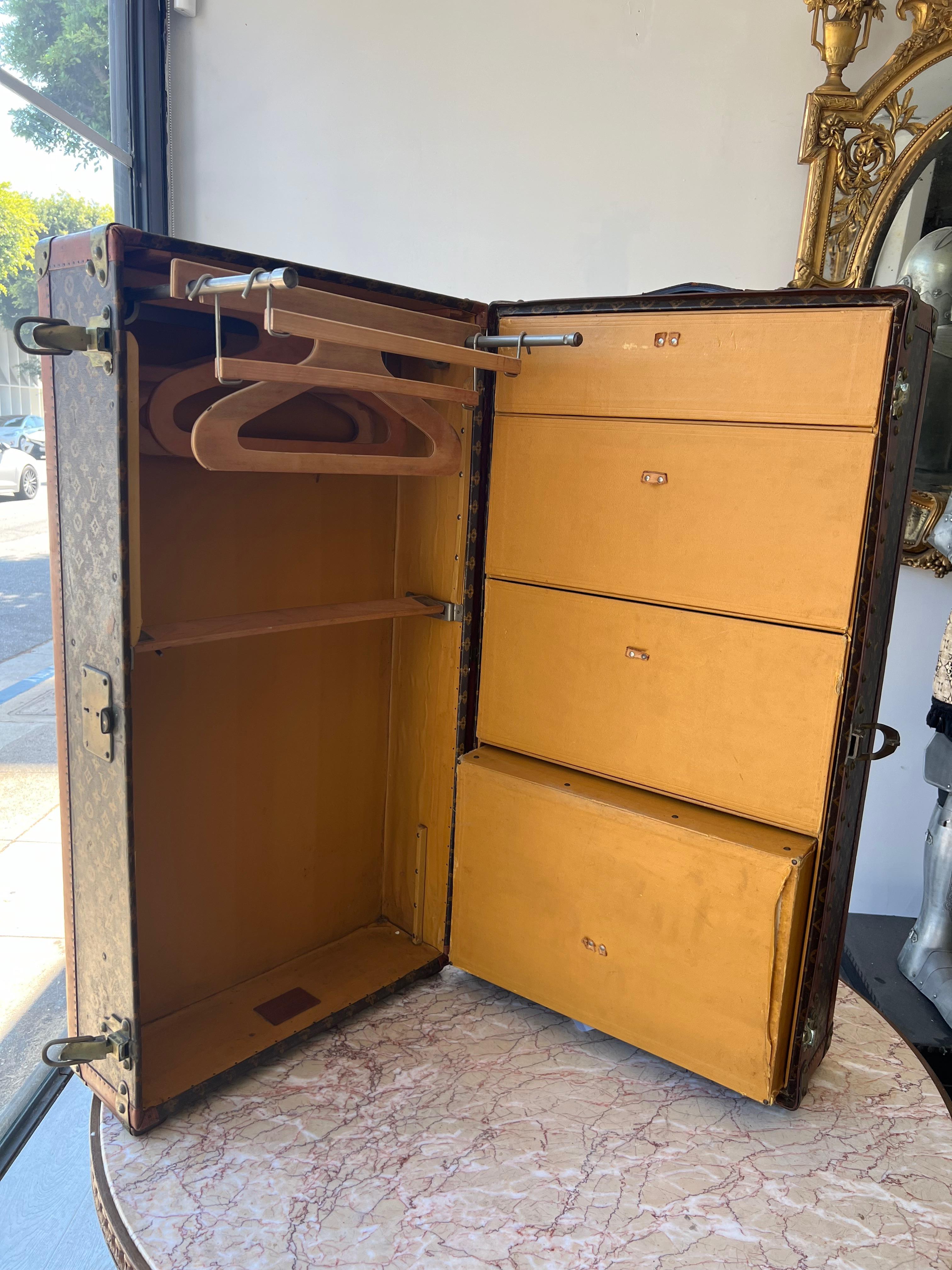 Eine fabelhafte 1920er Louis Vuitton Garderobe Dampfer Schablone Monogramm Trunk (Art déco) im Angebot