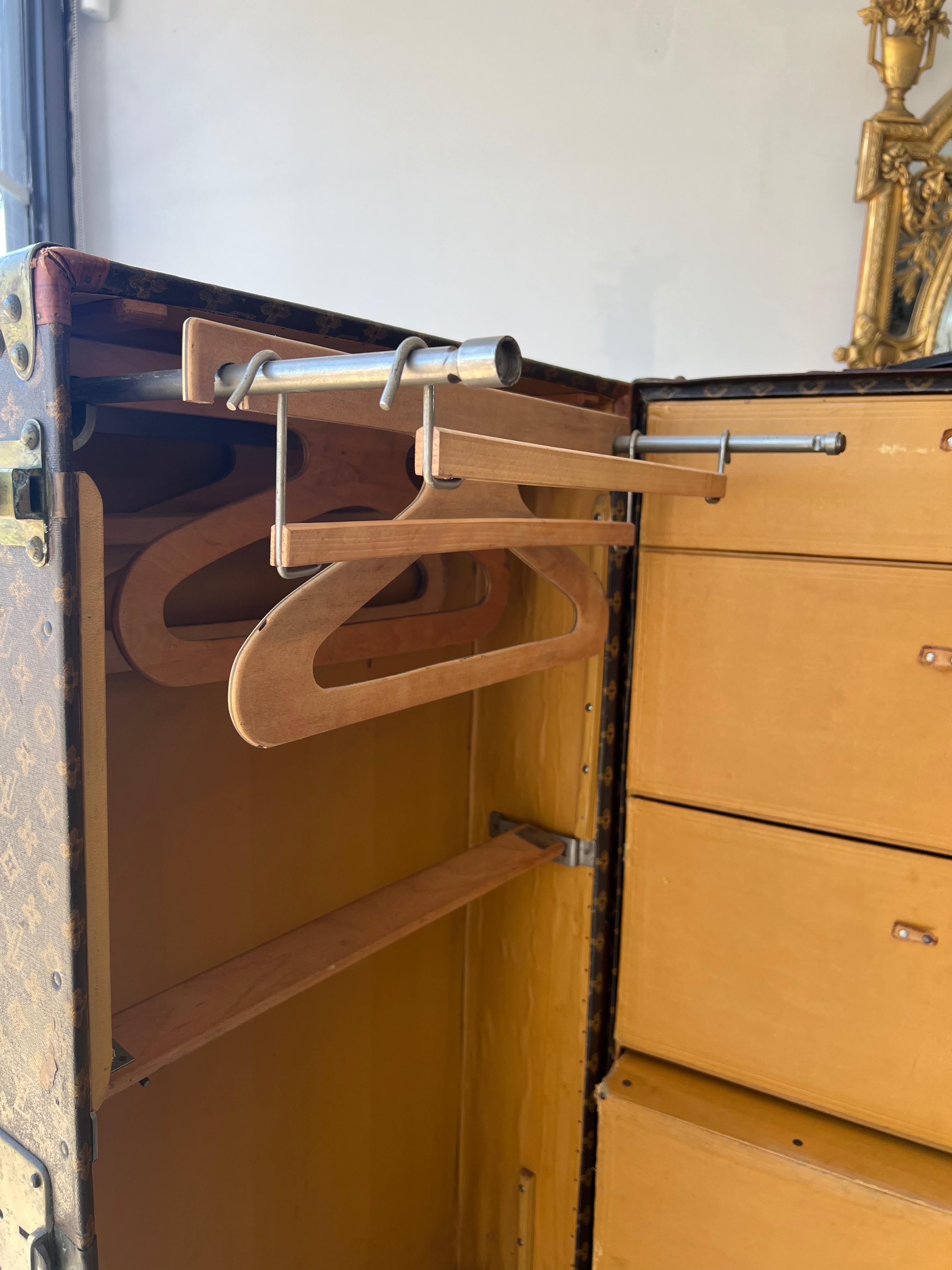 Eine fabelhafte 1920er Louis Vuitton Garderobe Dampfer Schablone Monogramm Trunk (Französisch) im Angebot