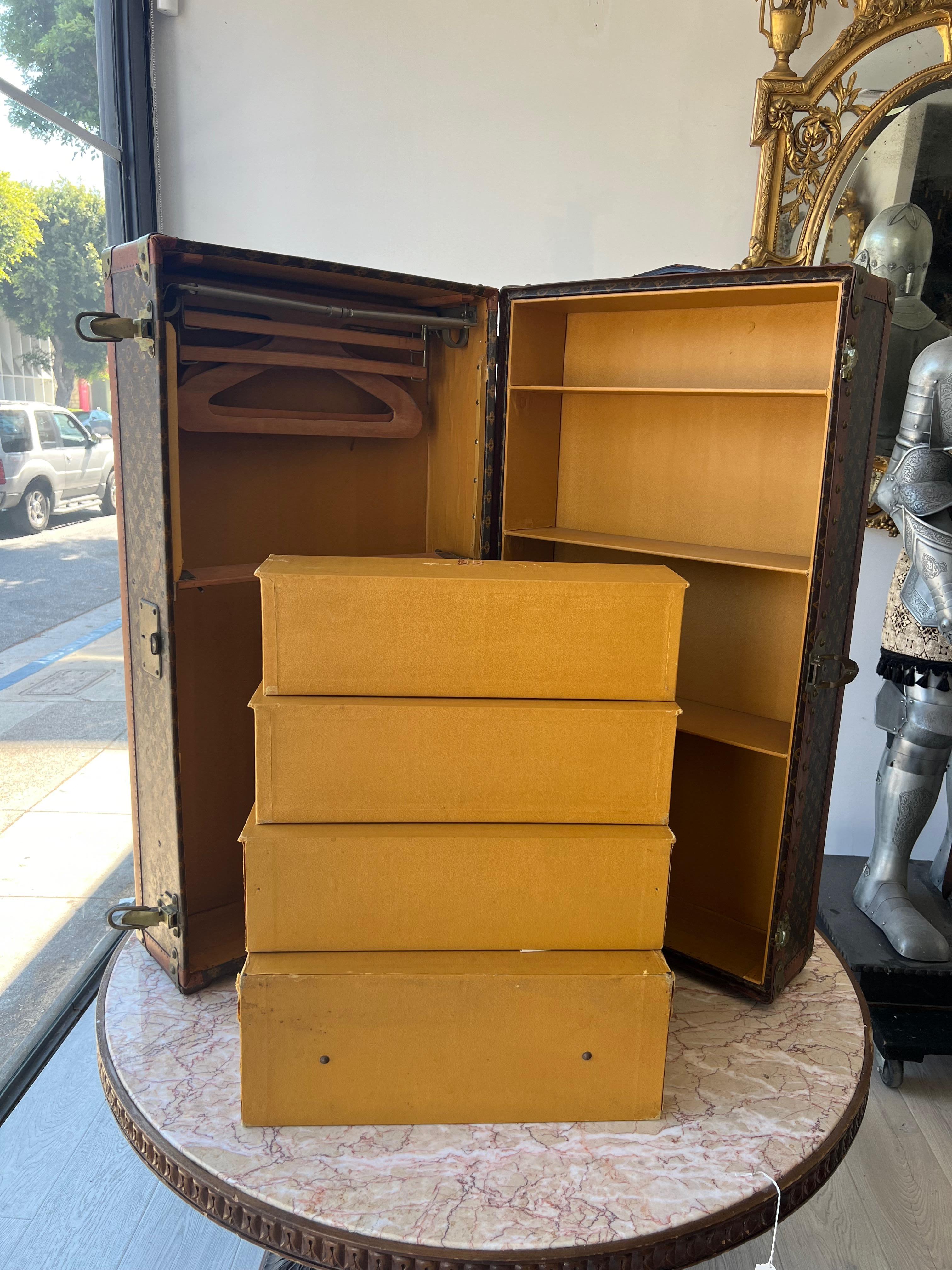 Eine fabelhafte 1920er Louis Vuitton Garderobe Dampfer Schablone Monogramm Trunk im Zustand „Gut“ im Angebot in Los Angeles, CA