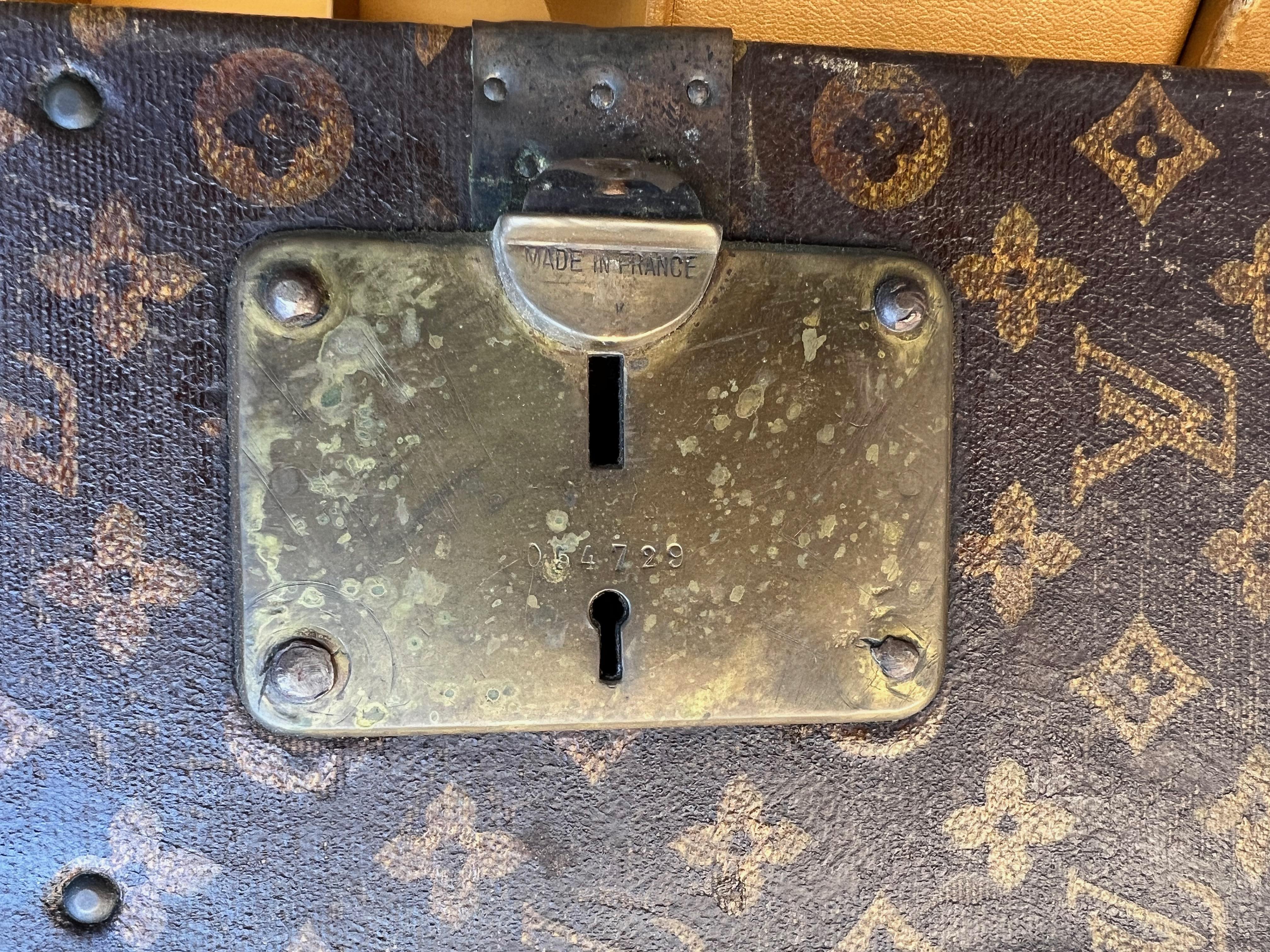 Eine fabelhafte 1920er Louis Vuitton Garderobe Dampfer Schablone Monogramm Trunk (20. Jahrhundert) im Angebot