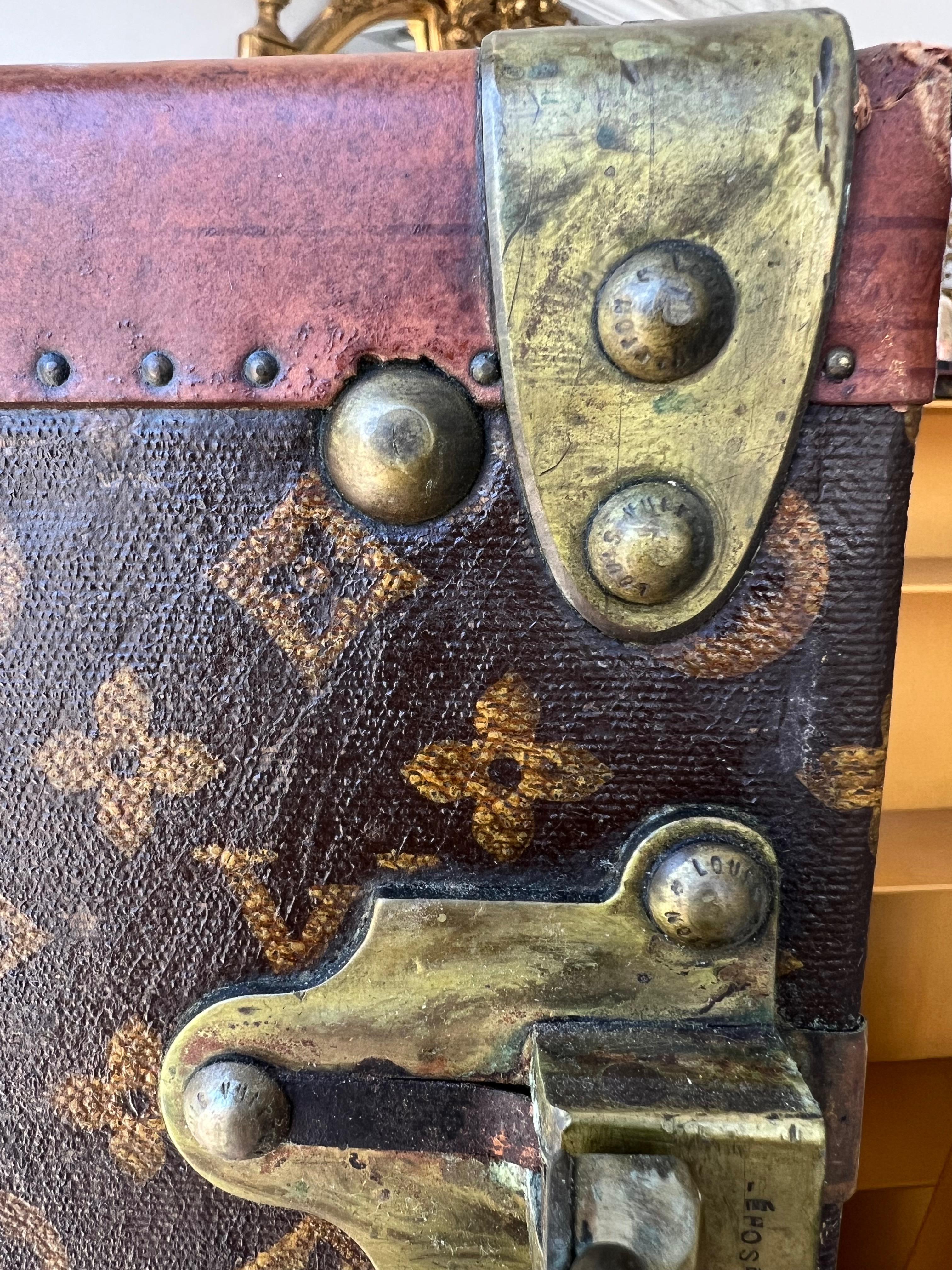 Eine fabelhafte 1920er Louis Vuitton Garderobe Dampfer Schablone Monogramm Trunk (Messing) im Angebot