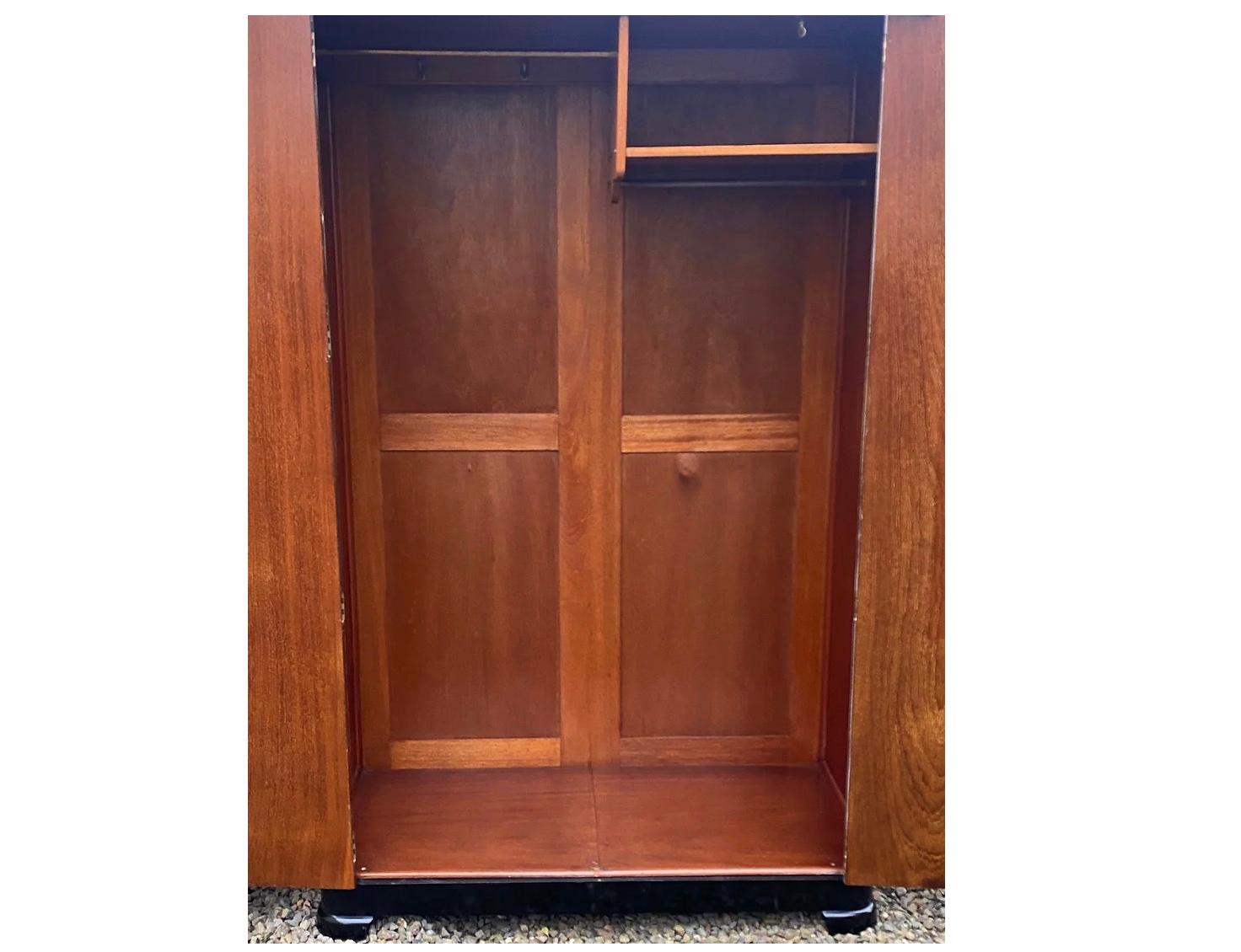 A fabulous 1930’s Art Deco Period Wardrobe with Bookpaged Oyster Veneers In Good Condition For Sale In Barnstaple, GB