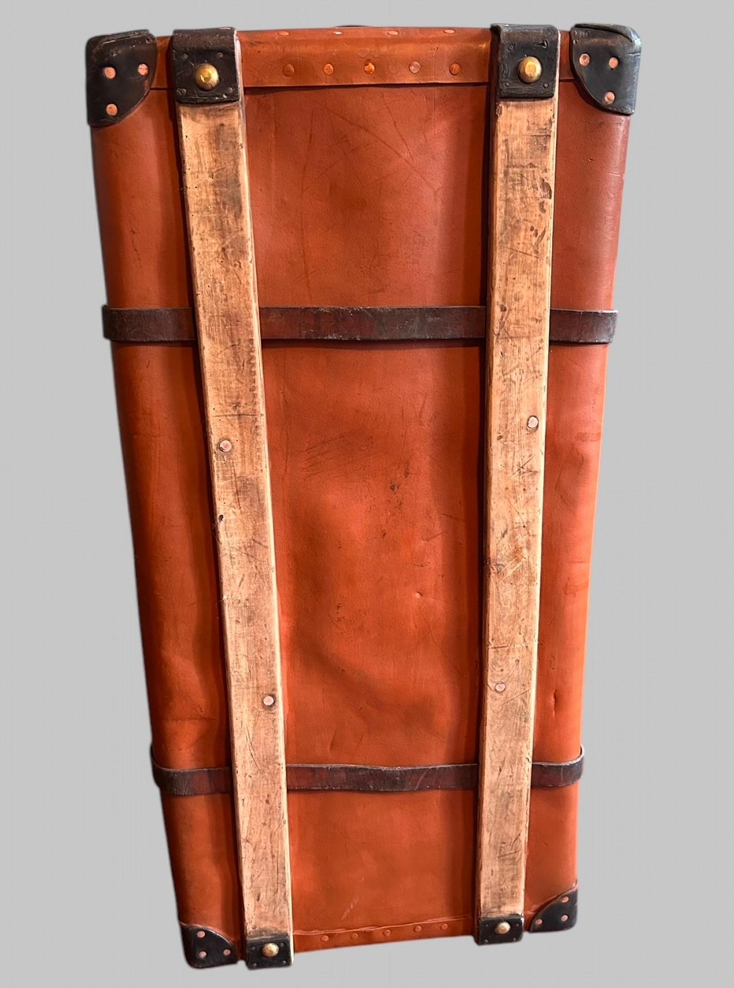 A Fabulous 1930's Leather A W Dear made Trunk/Suitcase In Good Condition For Sale In Pewsey, GB