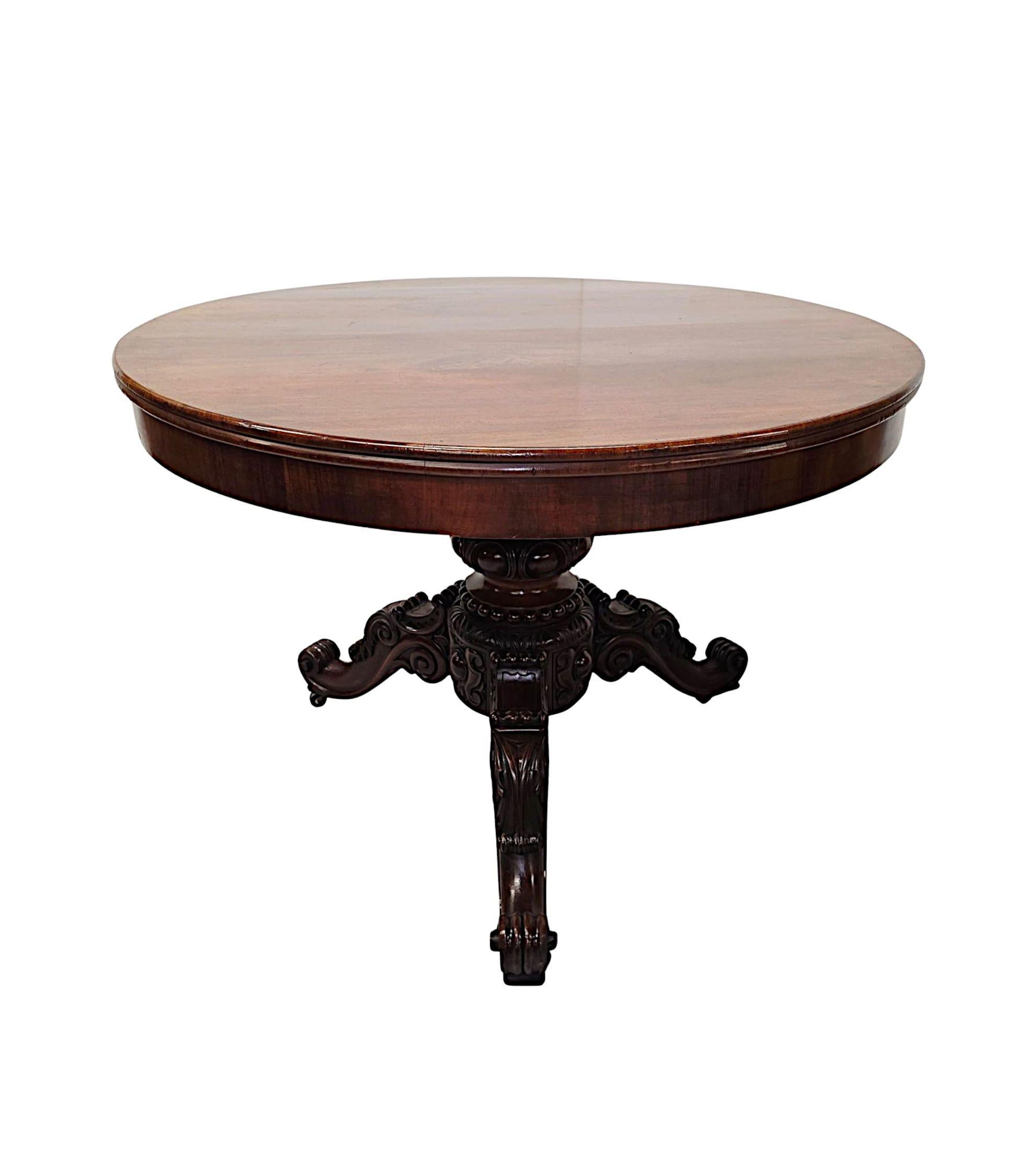 Une fabuleuse table centrale en acajou du XIXe siècle, finement sculptée à la main et d'une qualité exceptionnelle, avec une patine et un grain d'une grande richesse.  Le plateau mouluré bien figuré de forme circulaire avec une bordure à double bord