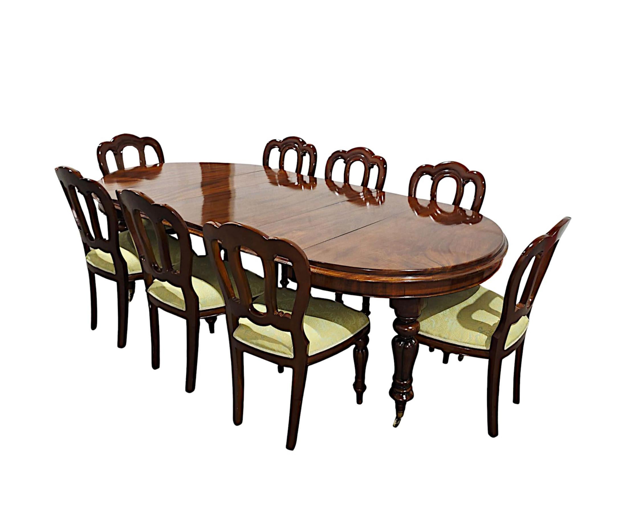 Un fabuleux objet du 19e siècle  table de salle à manger en D en acajou bien figuré, finement sculptée à la main et de proportions soignées, avec une patine et un grain d'une grande richesse.  Cette superbe pièce est d'une qualité exceptionnelle et