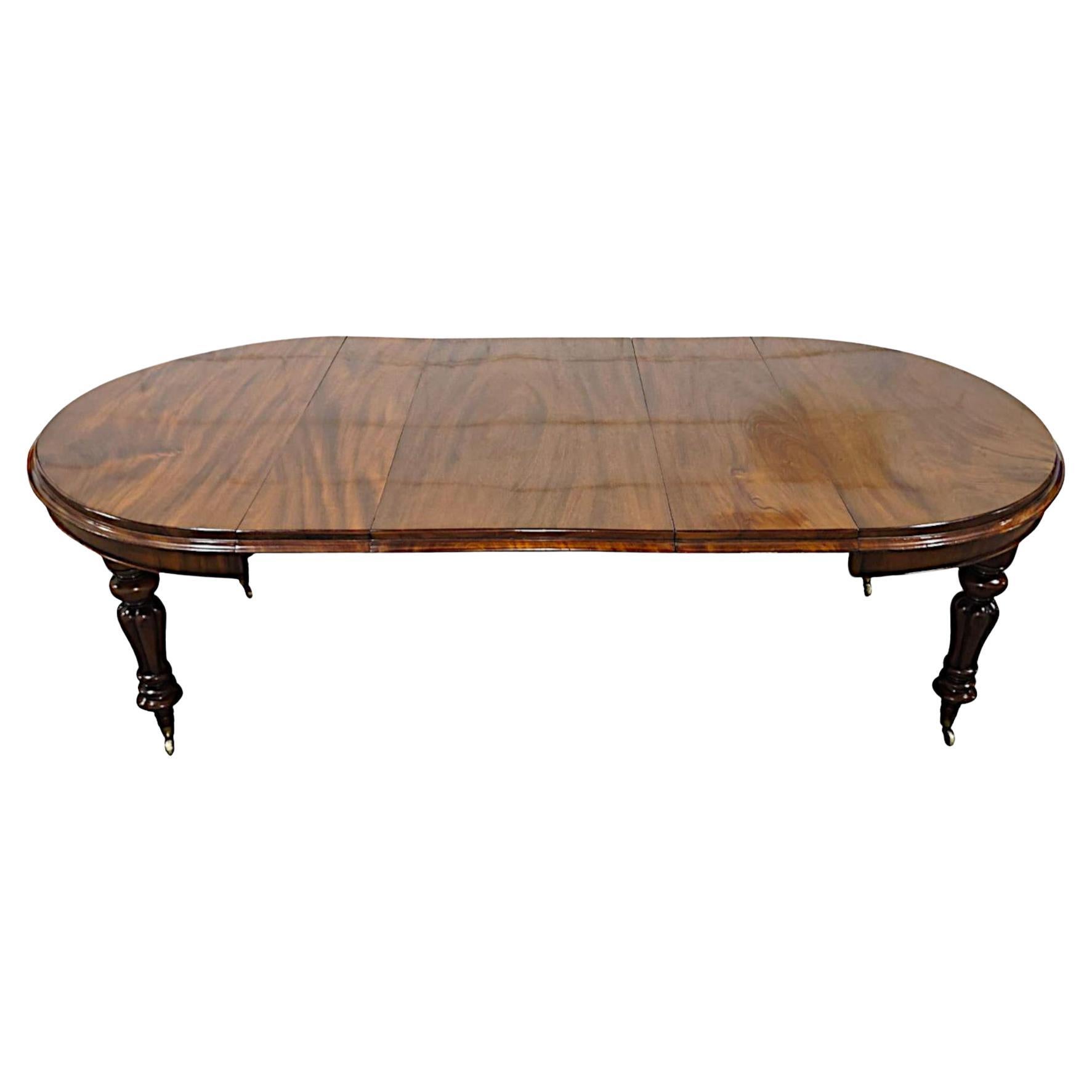 Fabuleuse table de salle à manger du 19e siècle avec trois abattants supplémentaires