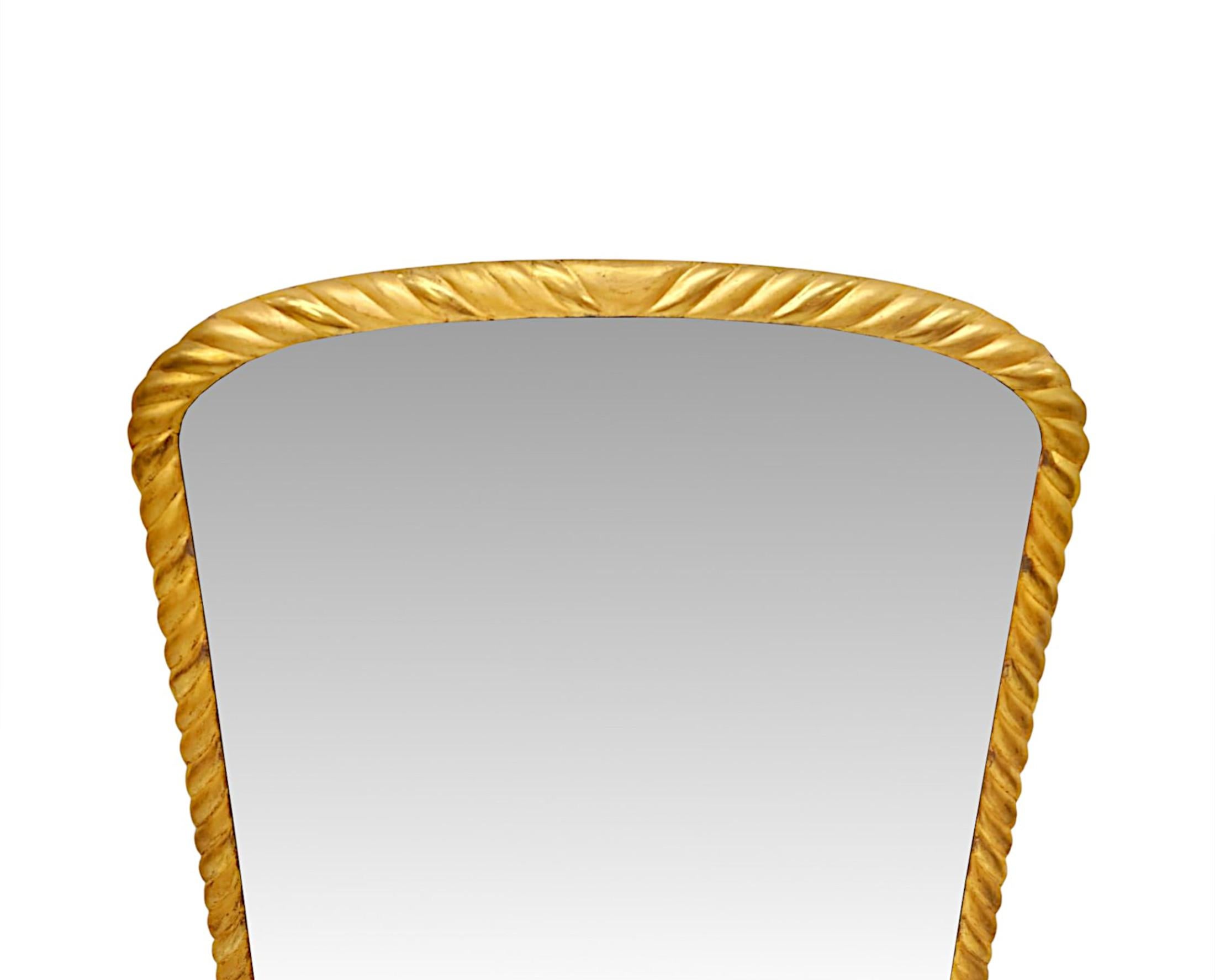 Un fabuleux miroir à trumeau en bois doré du XIXe siècle, d'une élégante simplicité, d'une qualité exceptionnelle et aux proportions grandioses.  La plaque de verre miroir de forme arquée est enchâssée dans un cadre en bois doré finement sculpté à