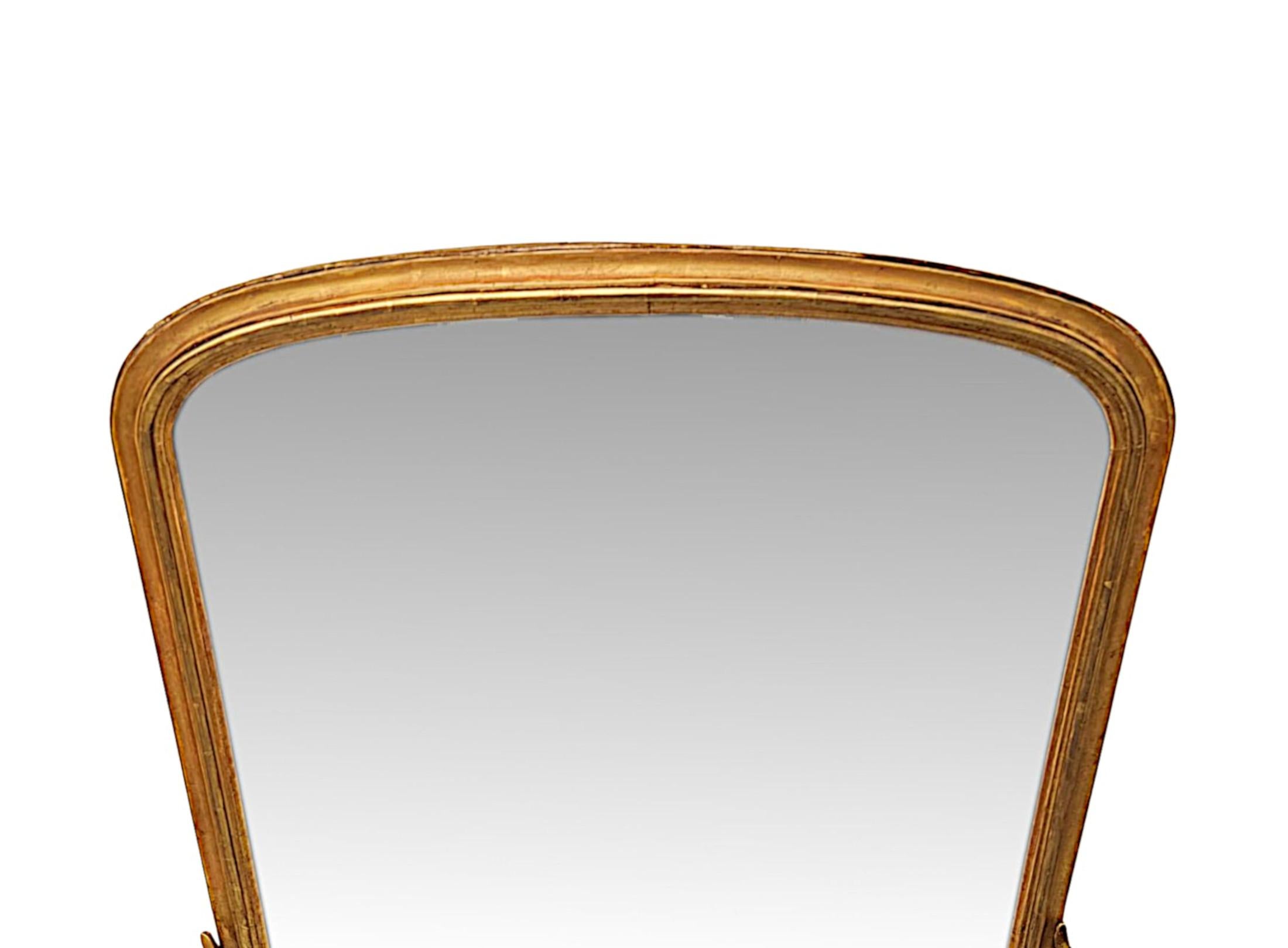 Un fabuleux miroir à trumeau en bois doré du XIXe siècle, aux proportions soignées et d'une qualité exceptionnelle.  La plaque de verre en forme de miroir est placée dans un cadre en bois doré finement sculpté à la main, simple, mouluré, cannelé et