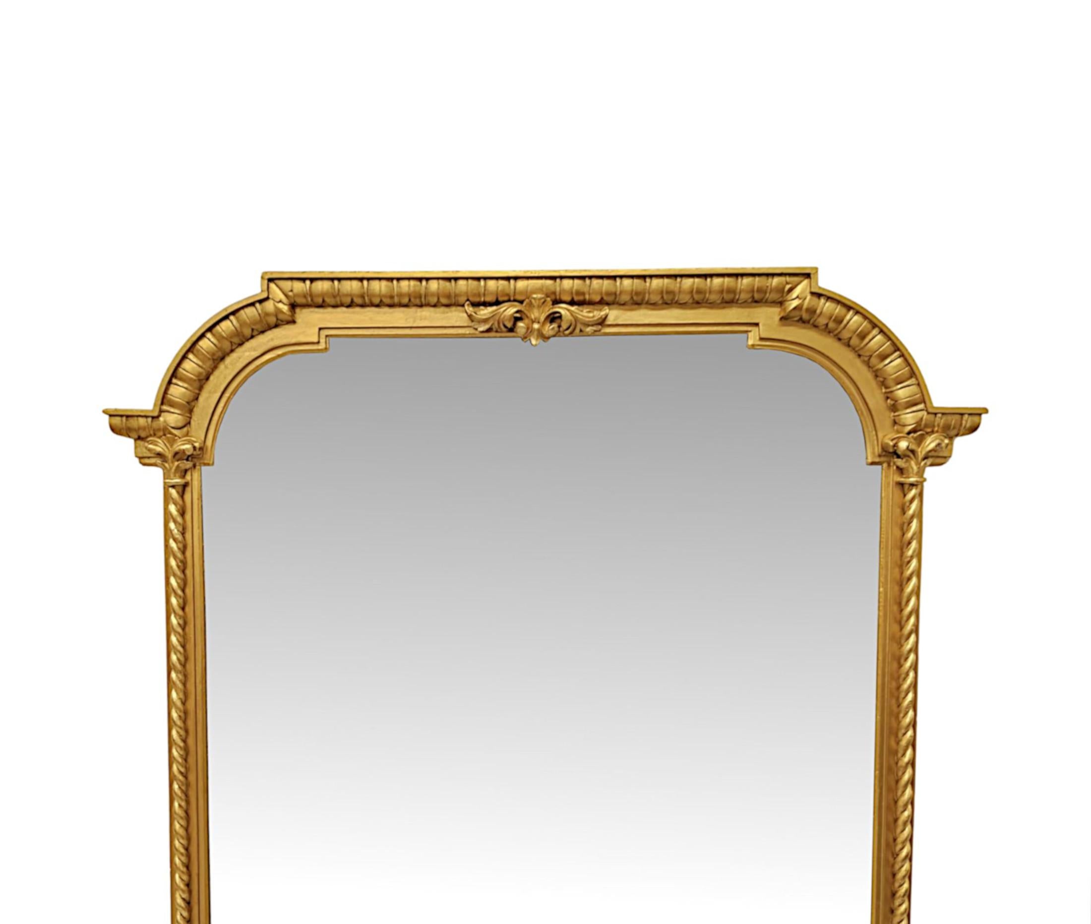 Un fabuleux miroir en bois doré du XIXe siècle, finement sculpté à la main, de grandes proportions et d'une qualité exceptionnelle.  La plaque de verre miroir au mercure de forme rectangulaire est placée dans un cadre en bois doré sculpté, lambrissé