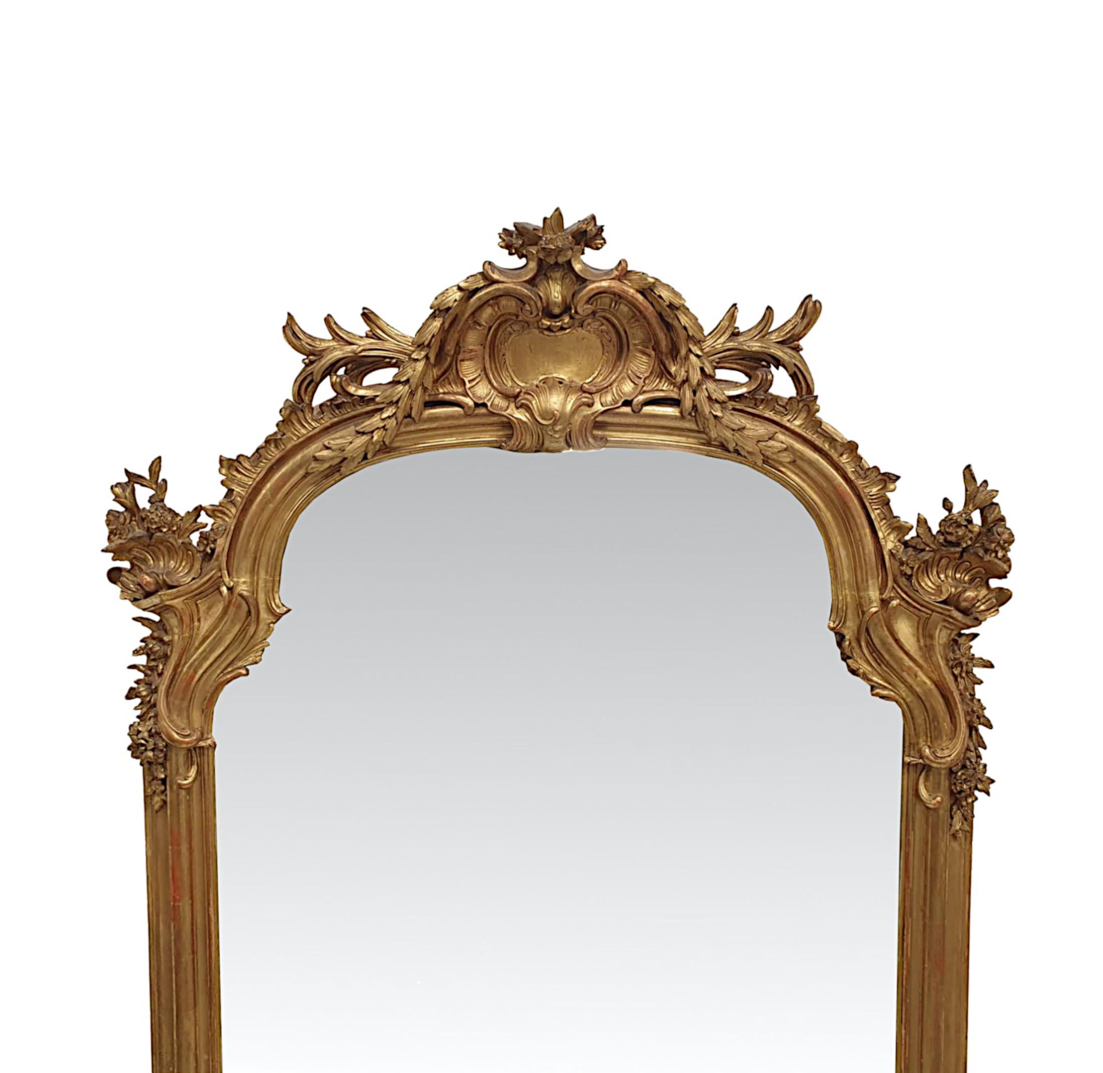 Un fabuleux miroir d'entrée ou de trumeau en bois doré du XIXe siècle, d'une qualité exceptionnelle et de grandes proportions.  La plaque de verre en forme de miroir est placée dans un cadre en bois doré finement sculpté à la main, mouluré et