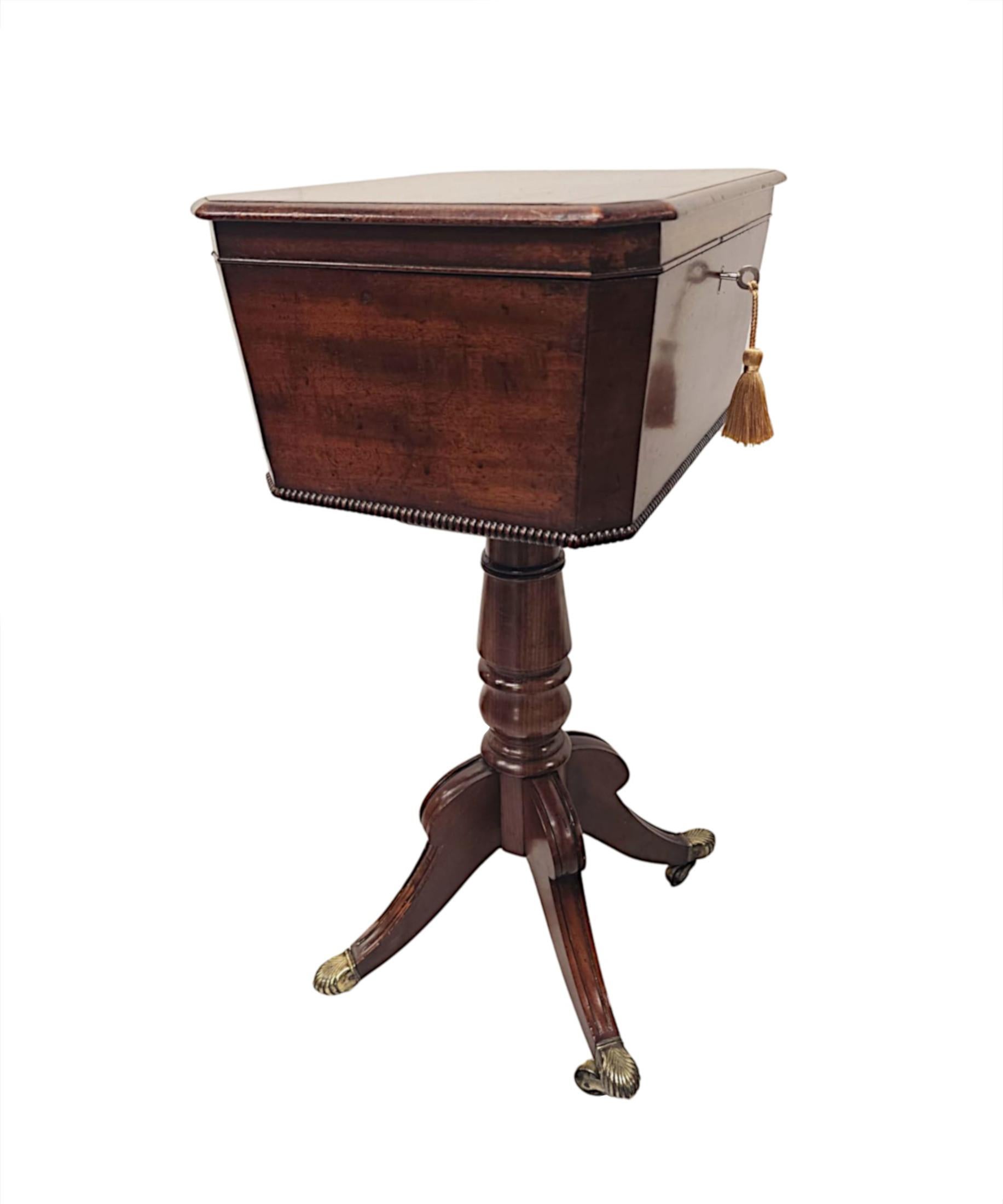 Un fabuleux salon de thé en acajou du début du 19e siècle transformé en boîte à bijoux.  Cette pièce étonnante est d'une qualité exceptionnelle, finement sculptée à la main, avec une patine riche et un grain fin.  La partie supérieure à charnière