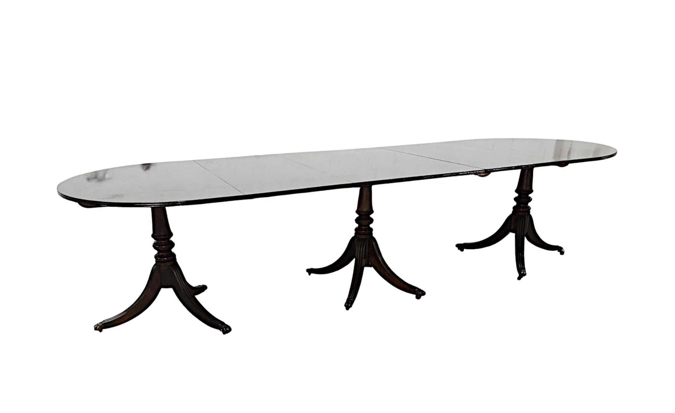 Anglais Fabuleuse table de salle à manger extensible à trois pieds du XIXe siècle en vente