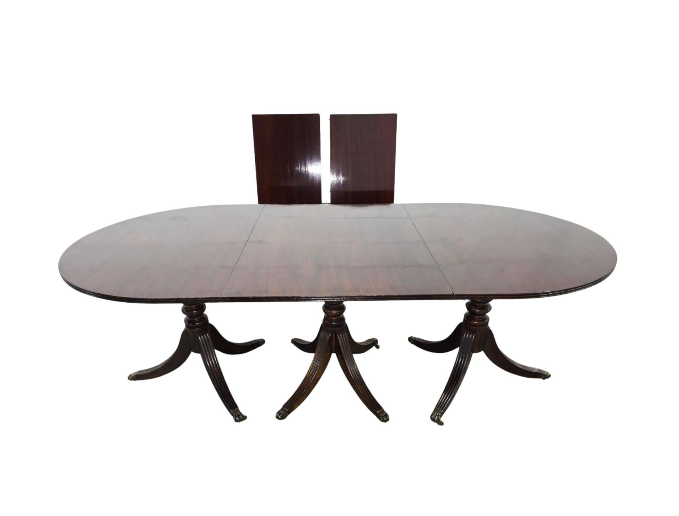 Laiton Fabuleuse table de salle à manger extensible à trois pieds du XIXe siècle en vente