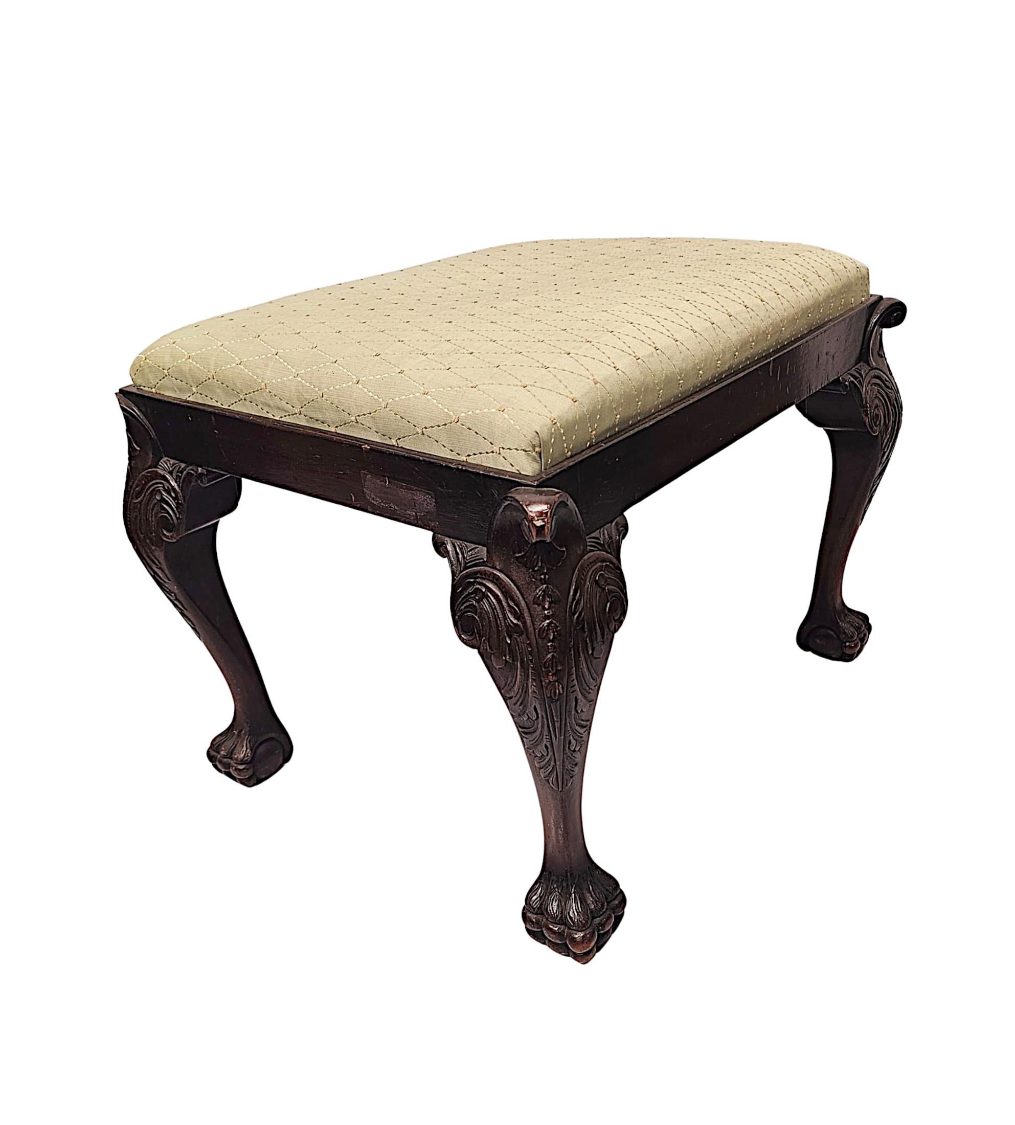 Un fabuleux tabouret en acajou bien figuré du début du 20e siècle, de style irlandais géorgien, d'une qualité exceptionnelle et finement sculpté, avec une riche patine et un beau grain.  L'assise rectangulaire à coussin est recouverte d'un superbe