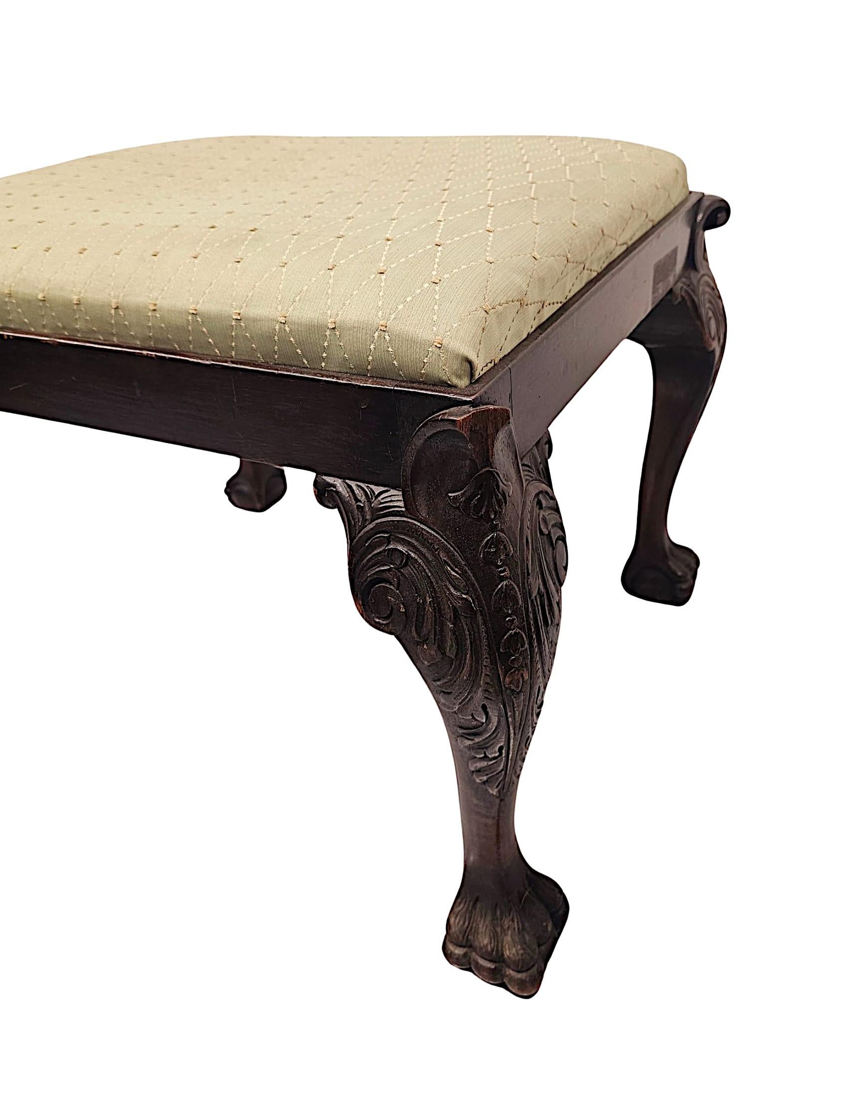 Tissu Fabuleux tabouret du début du 20e siècle dans le style irlandais géorgien en vente