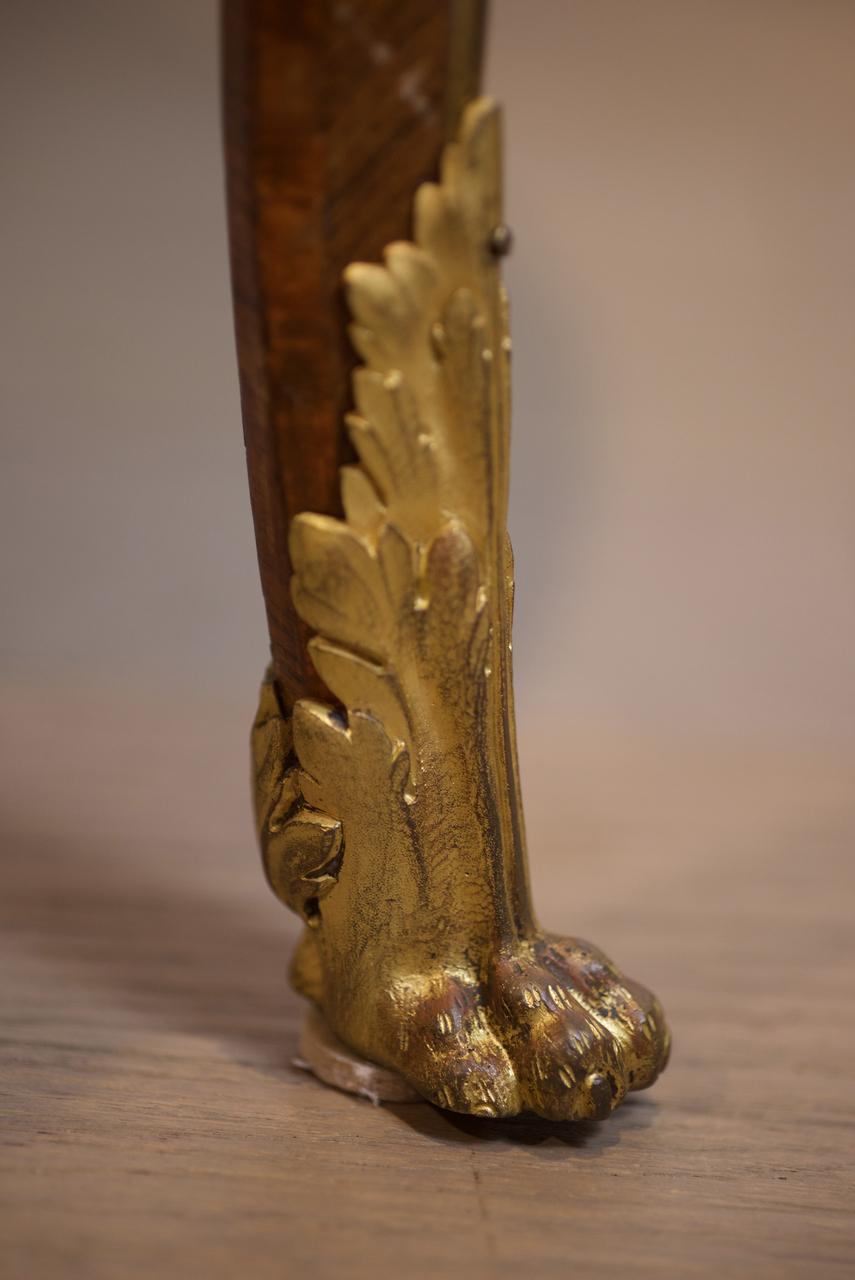 Marbre Fabuleux guéridon français en bois de violette monté sur bronze doré par Zwiener en vente