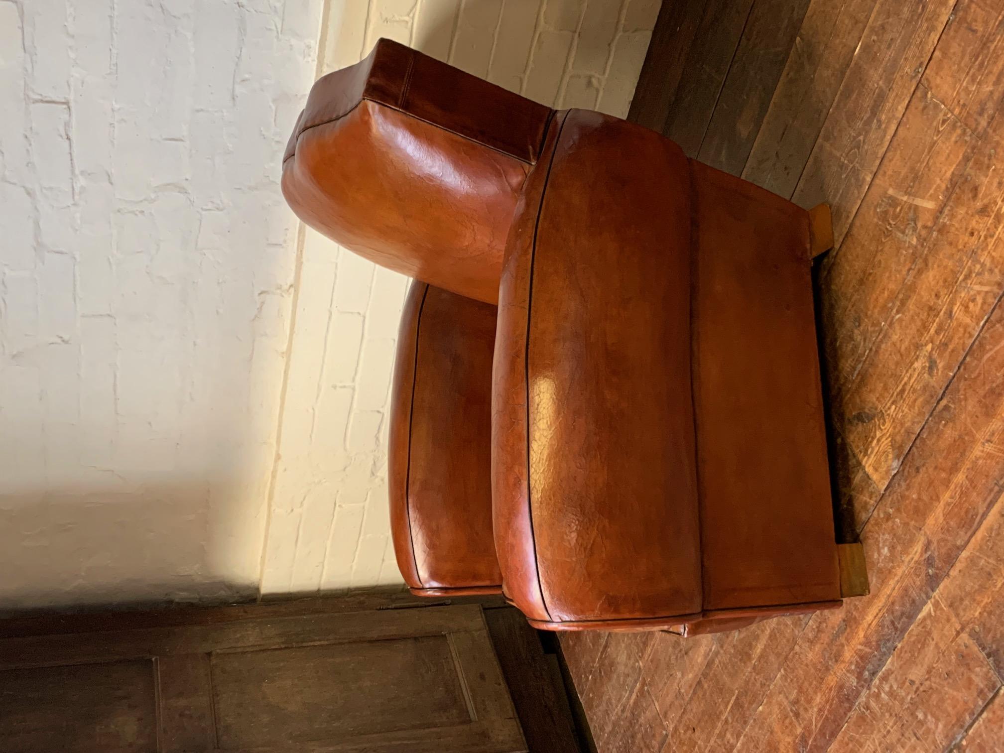 Fabuleux fauteuil club en cuir français, Model No No, circa 1950's en vente 3