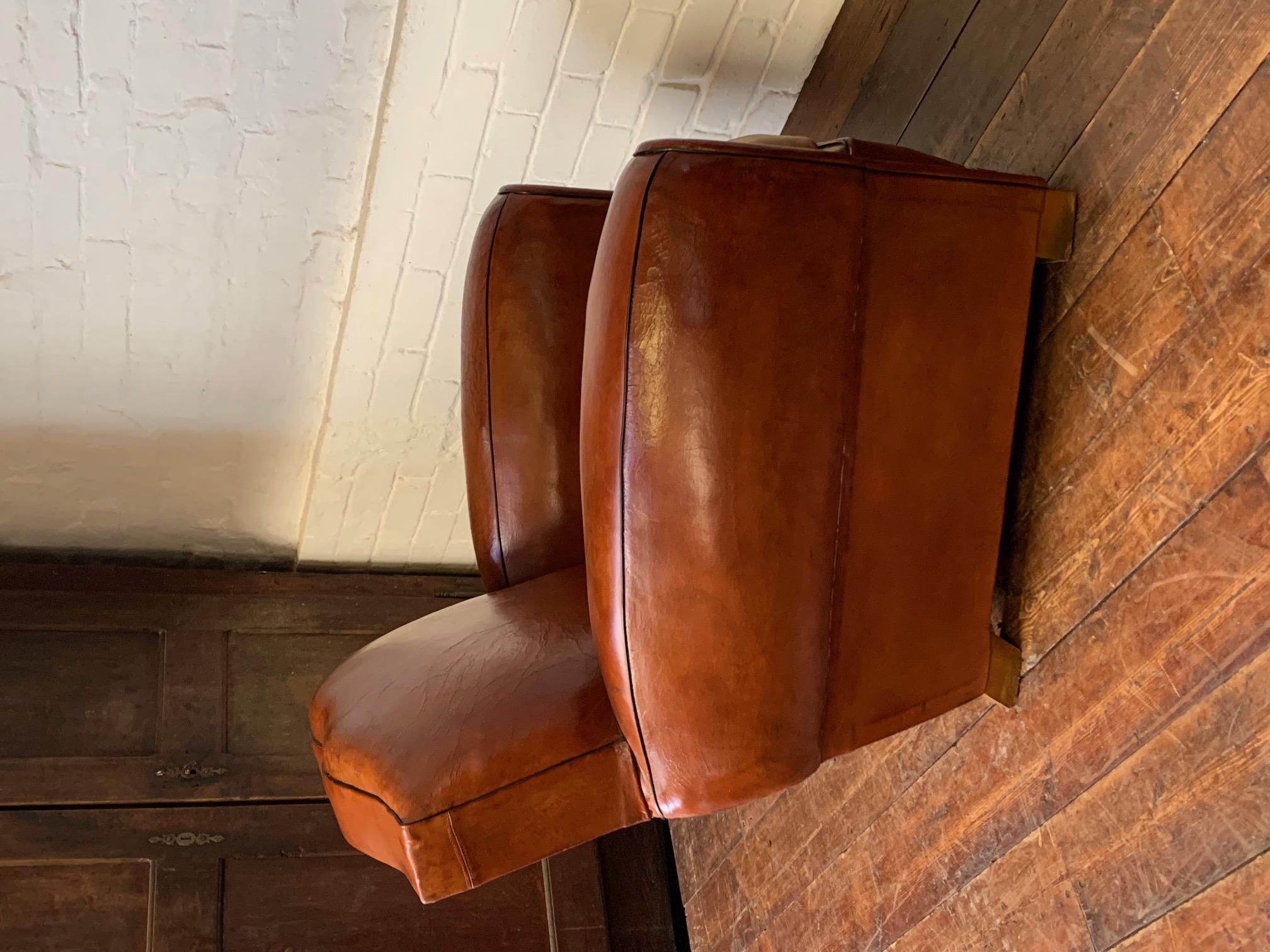 Fabuleux fauteuil club en cuir français, Model No No, circa 1950's en vente 4