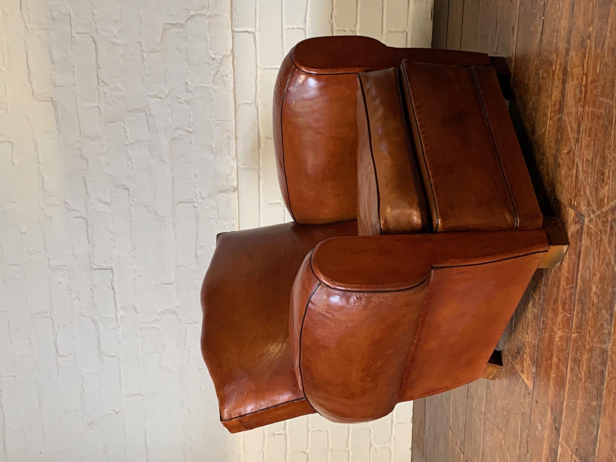 Fabuleux fauteuil club en cuir français des années 1950 Modèle moustache caramel

Il s'agit d'un modèle de moustache des années 1950 qui a fière allure. La couleur caramel foncé d'origine a vieilli et a été magnifiquement bien conservée. Du point de