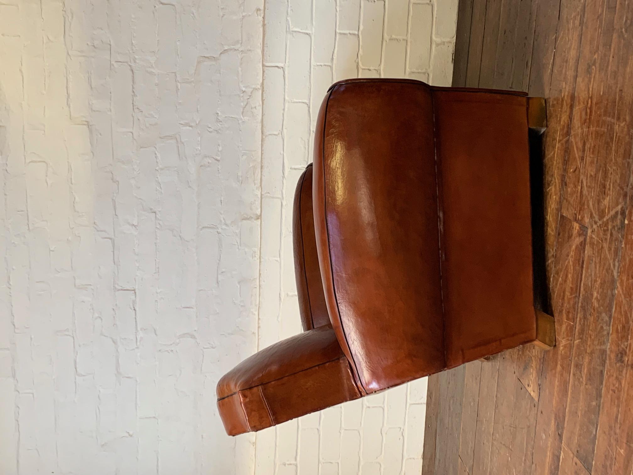 Mid-Century Modern Fabuleux fauteuil club en cuir français, Model No No, circa 1950's en vente