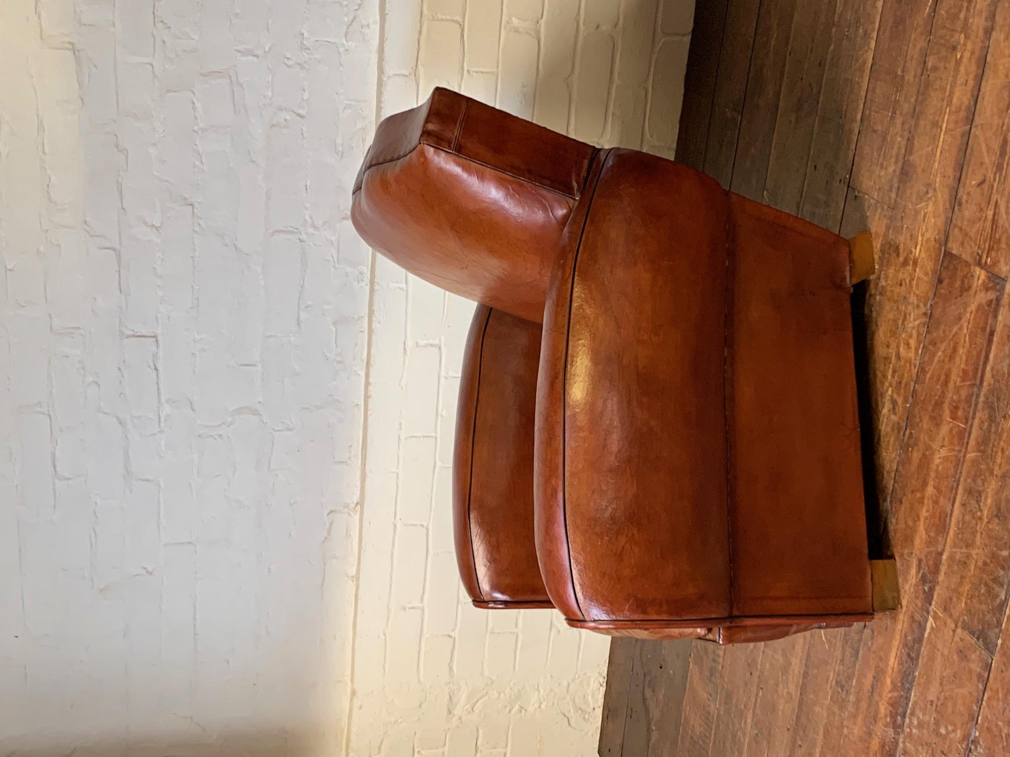 Français Fabuleux fauteuil club en cuir français, Model No No, circa 1950's en vente