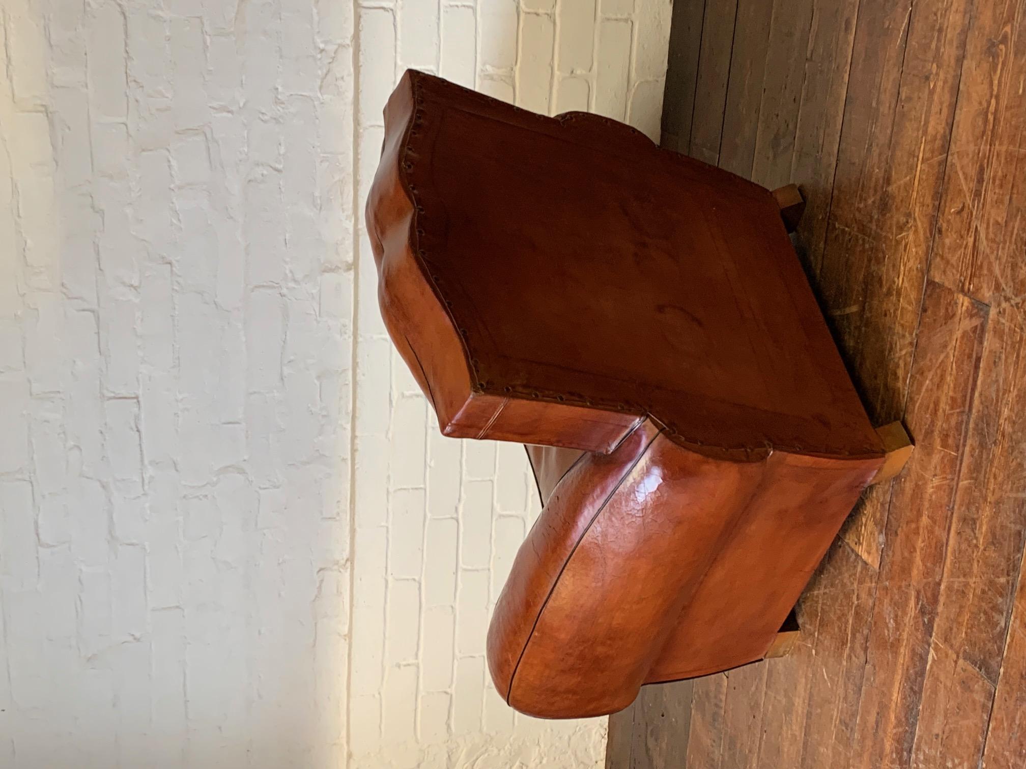 Fabuleux fauteuil club en cuir français, Model No No, circa 1950's Bon état - En vente à Hastings, GB