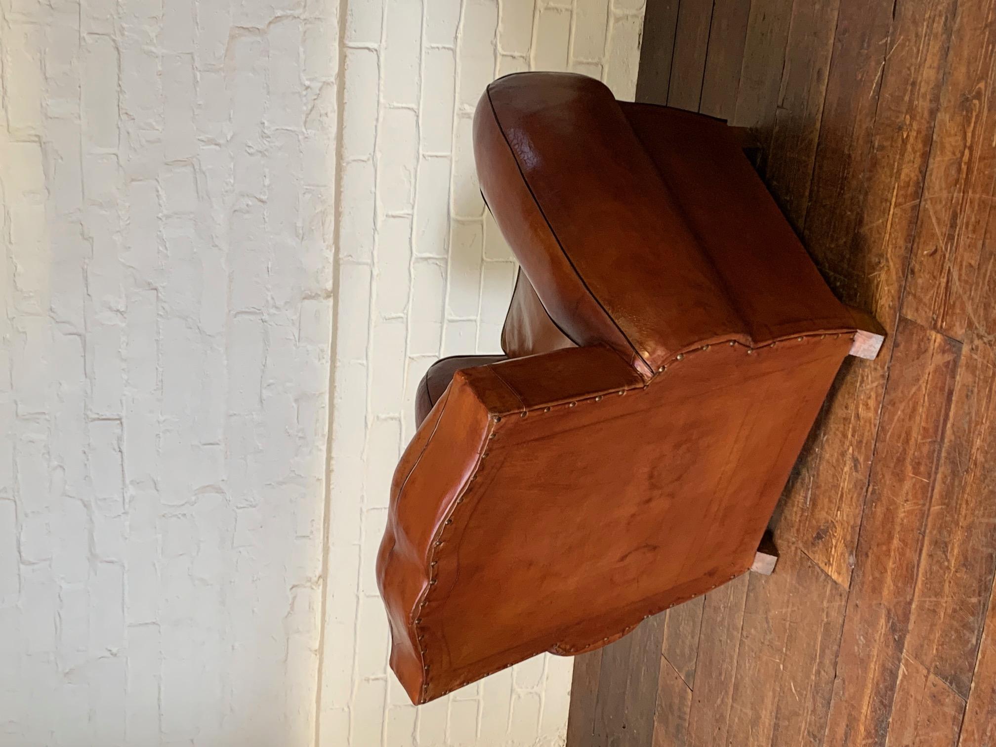 20ième siècle Fabuleux fauteuil club en cuir français, Model No No, circa 1950's en vente