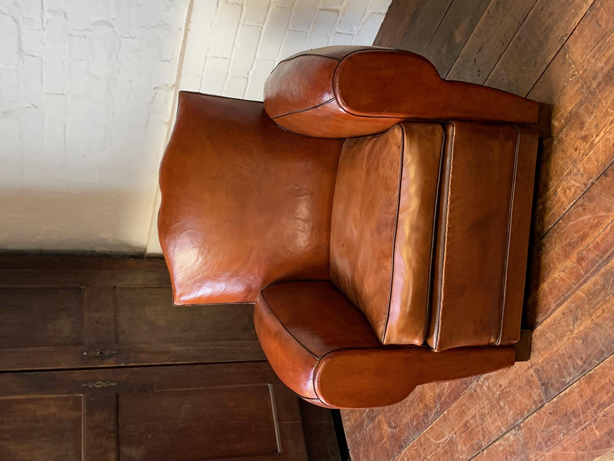 Cuir Fabuleux fauteuil club en cuir français, Model No No, circa 1950's en vente