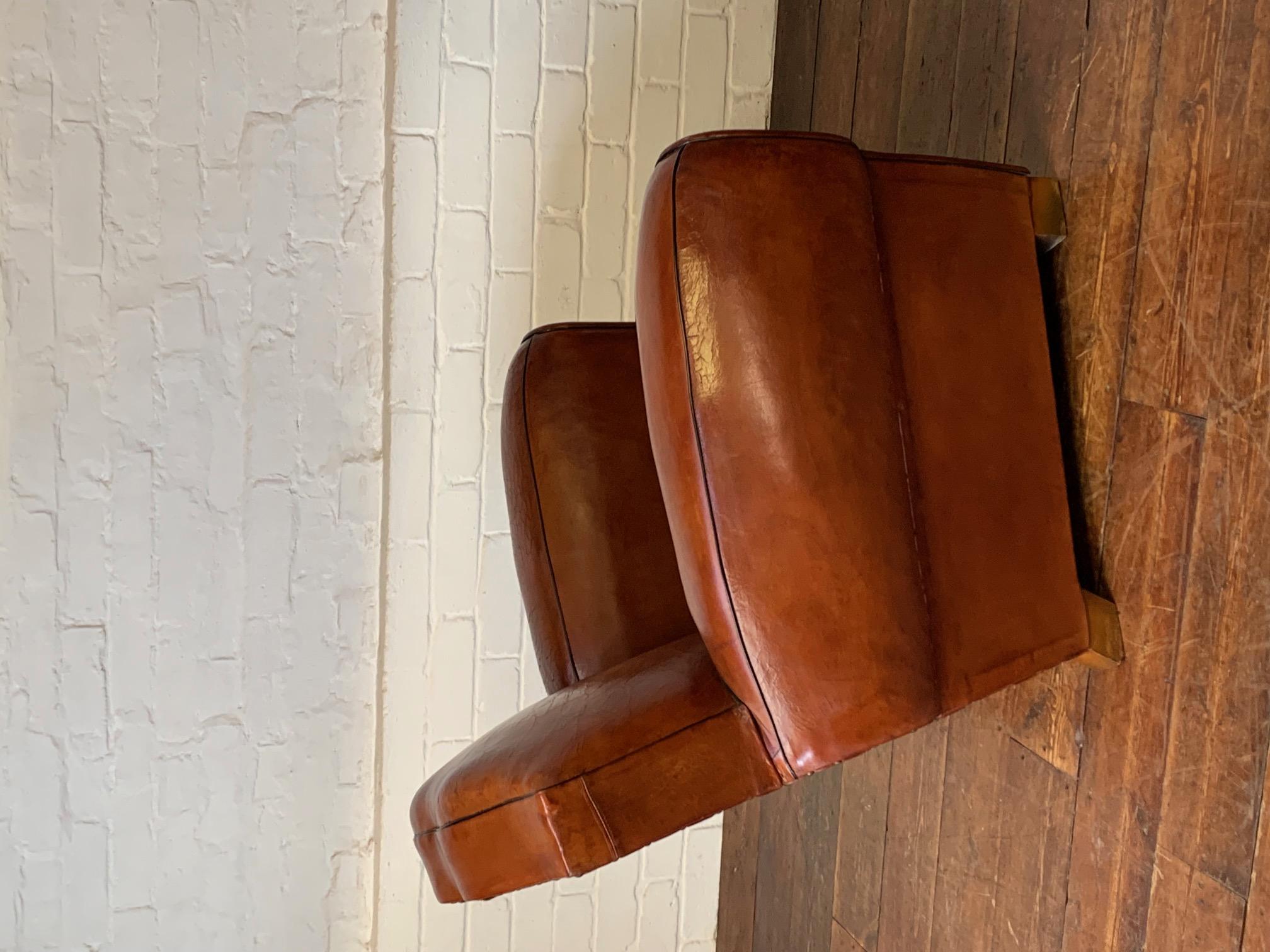 Fabuleux fauteuil club en cuir français, Model No No, circa 1950's en vente 1