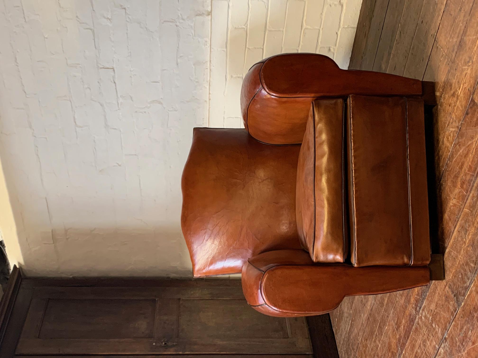Fabuleux fauteuil club en cuir français, Model No No, circa 1950's en vente 2