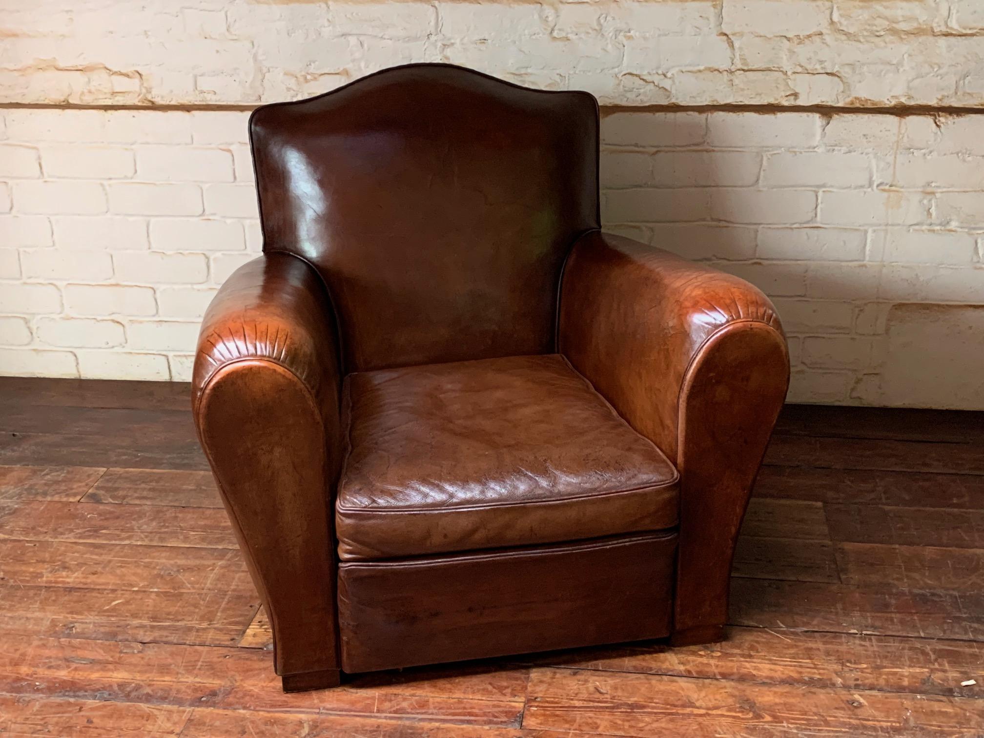 Fabuleux fauteuil club en cuir français, modèle Chapeau de Gendarme Circa 1940's en vente 3
