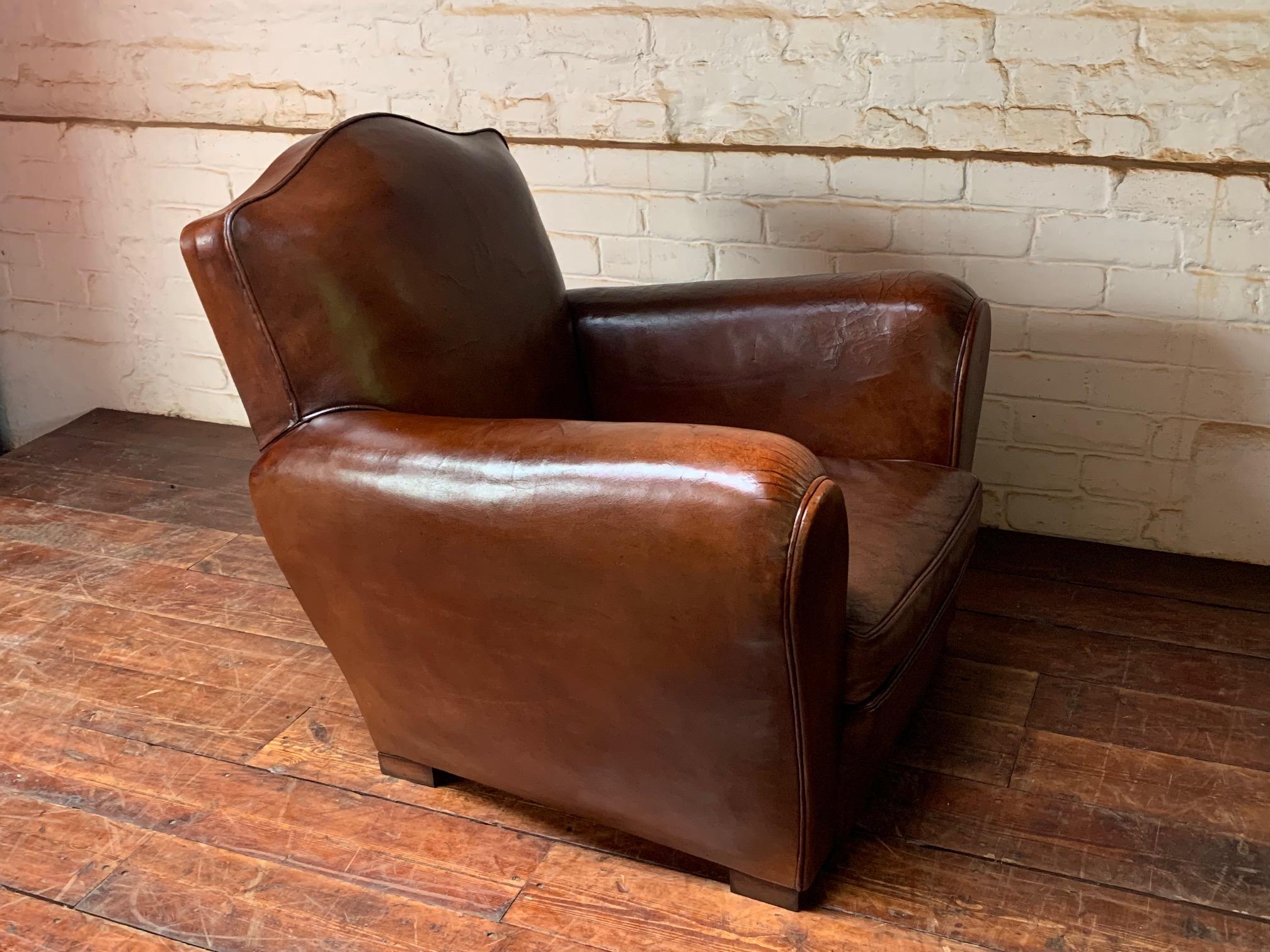 Fabuleux fauteuil club en cuir français, modèle Chapeau de Gendarme Circa 1940's en vente 4