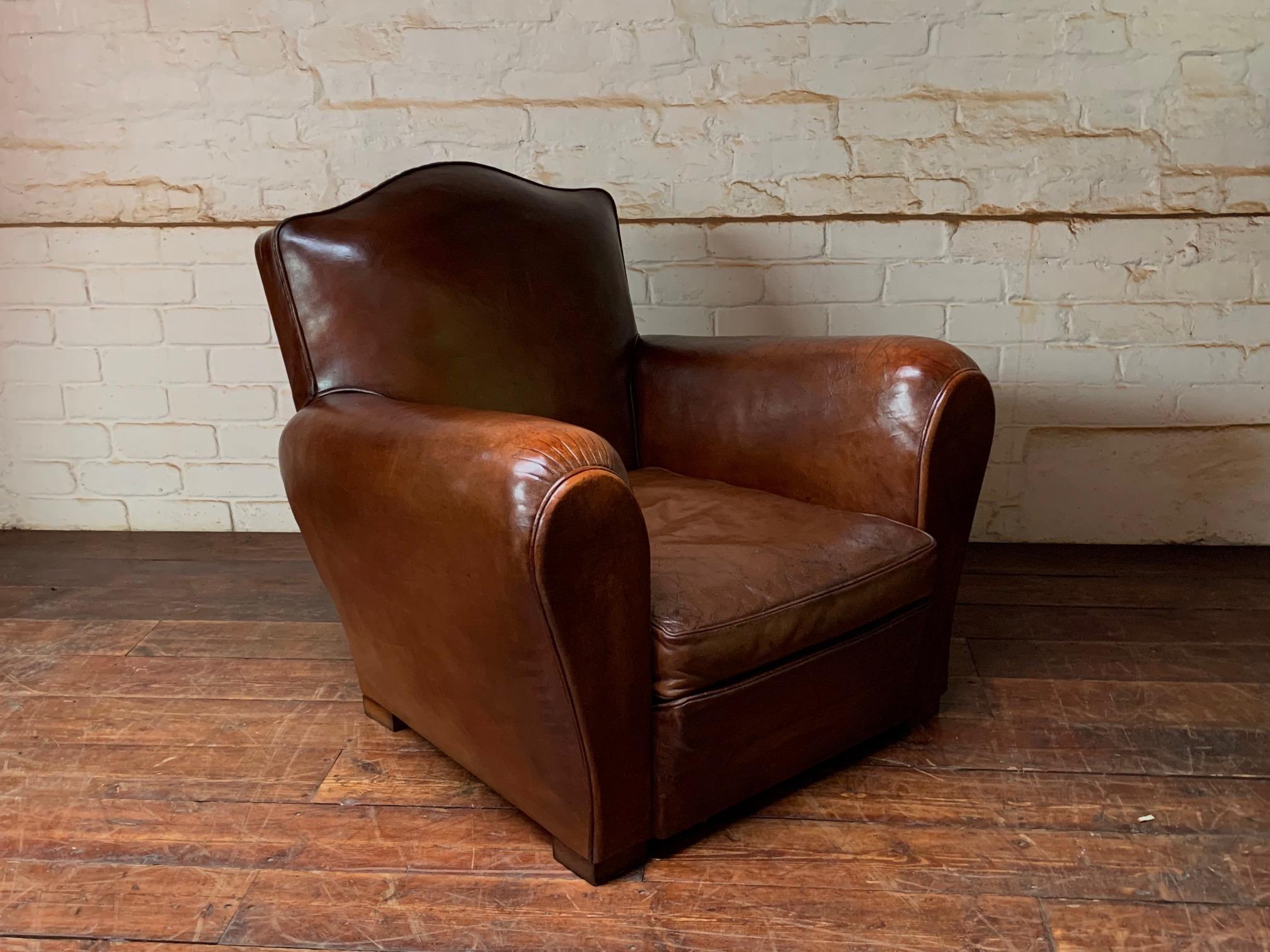 Fabuleux fauteuil club en cuir français, modèle Chapeau de Gendarme Circa 1940's en vente 5