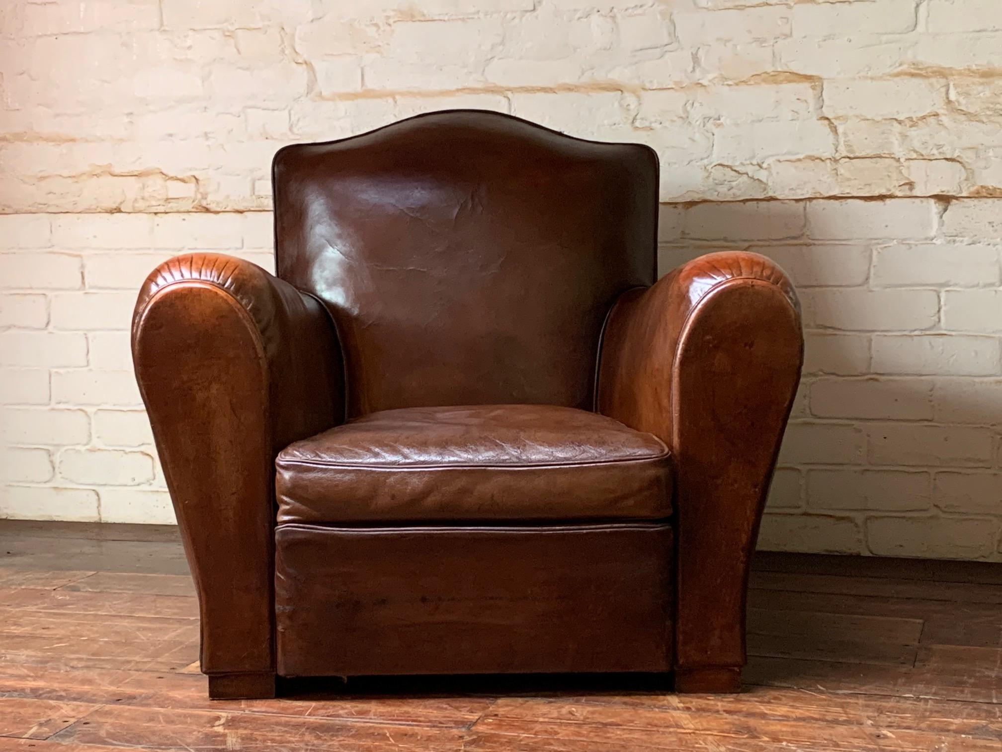 Fabuleux fauteuil club en cuir français, modèle Chapeau de Gendarme, vers les années 1940

Ce beau fauteuil est un bel exemple de fauteuil club français en cuir. Le cuir s'est parfaitement usé aux bons endroits. La qualité de la sellerie et du cuir