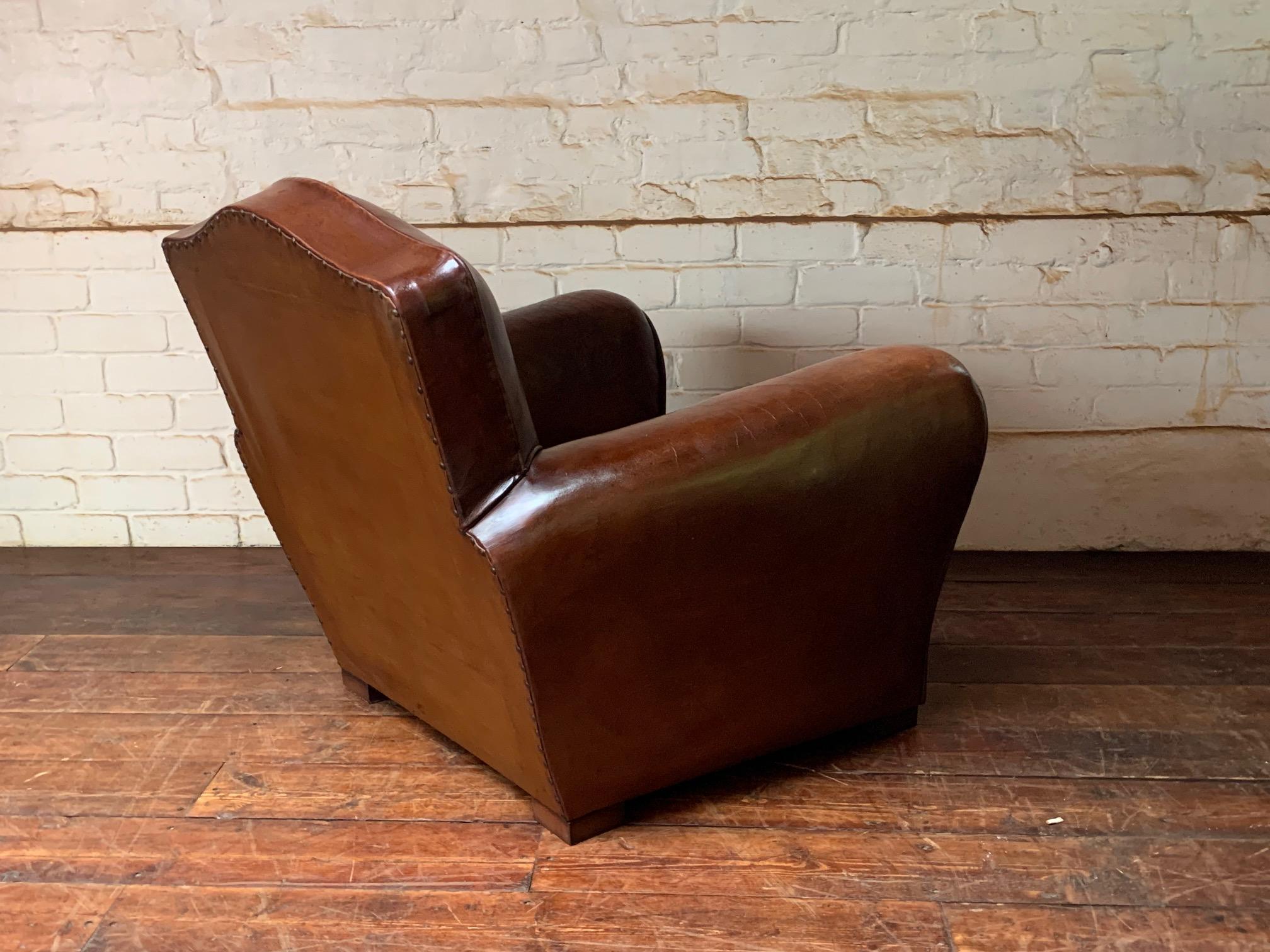 Français Fabuleux fauteuil club en cuir français, modèle Chapeau de Gendarme Circa 1940's en vente