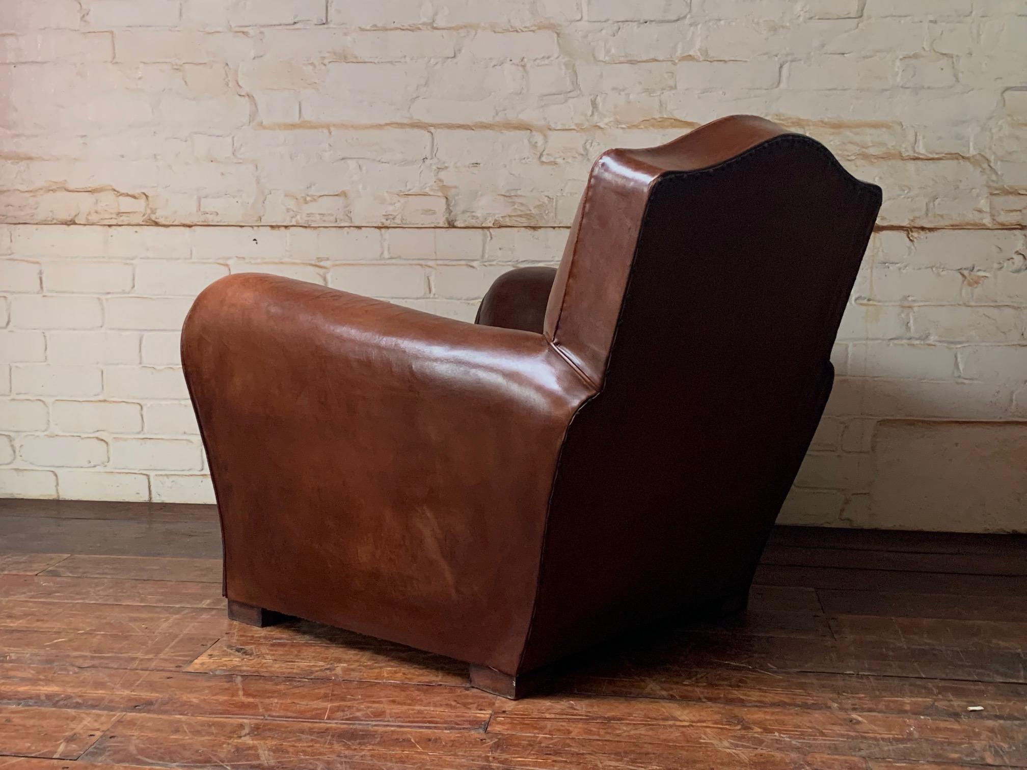 Fabuleux fauteuil club en cuir français, modèle Chapeau de Gendarme Circa 1940's Bon état - En vente à Hastings, GB