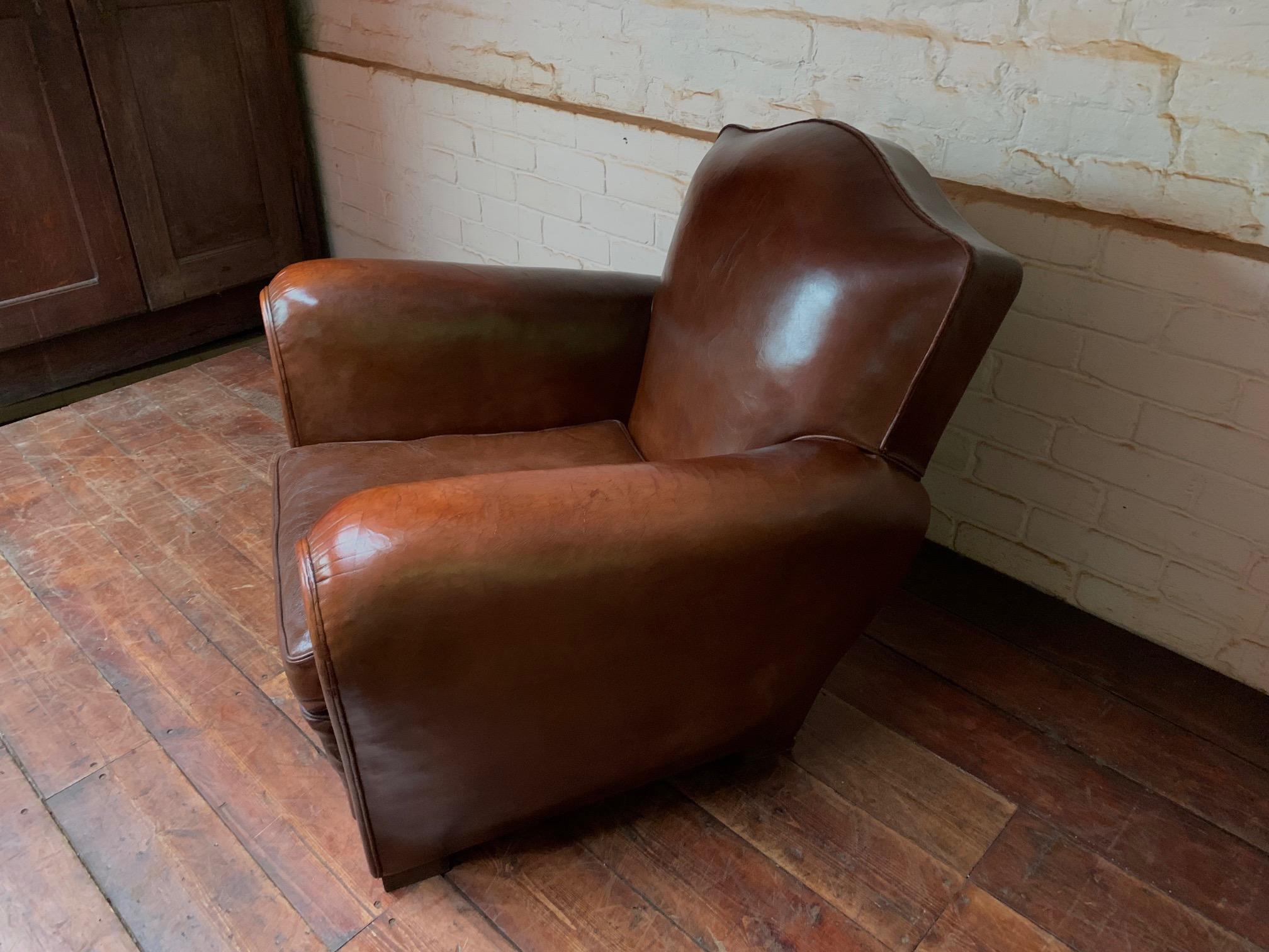 20ième siècle Fabuleux fauteuil club en cuir français, modèle Chapeau de Gendarme Circa 1940's en vente