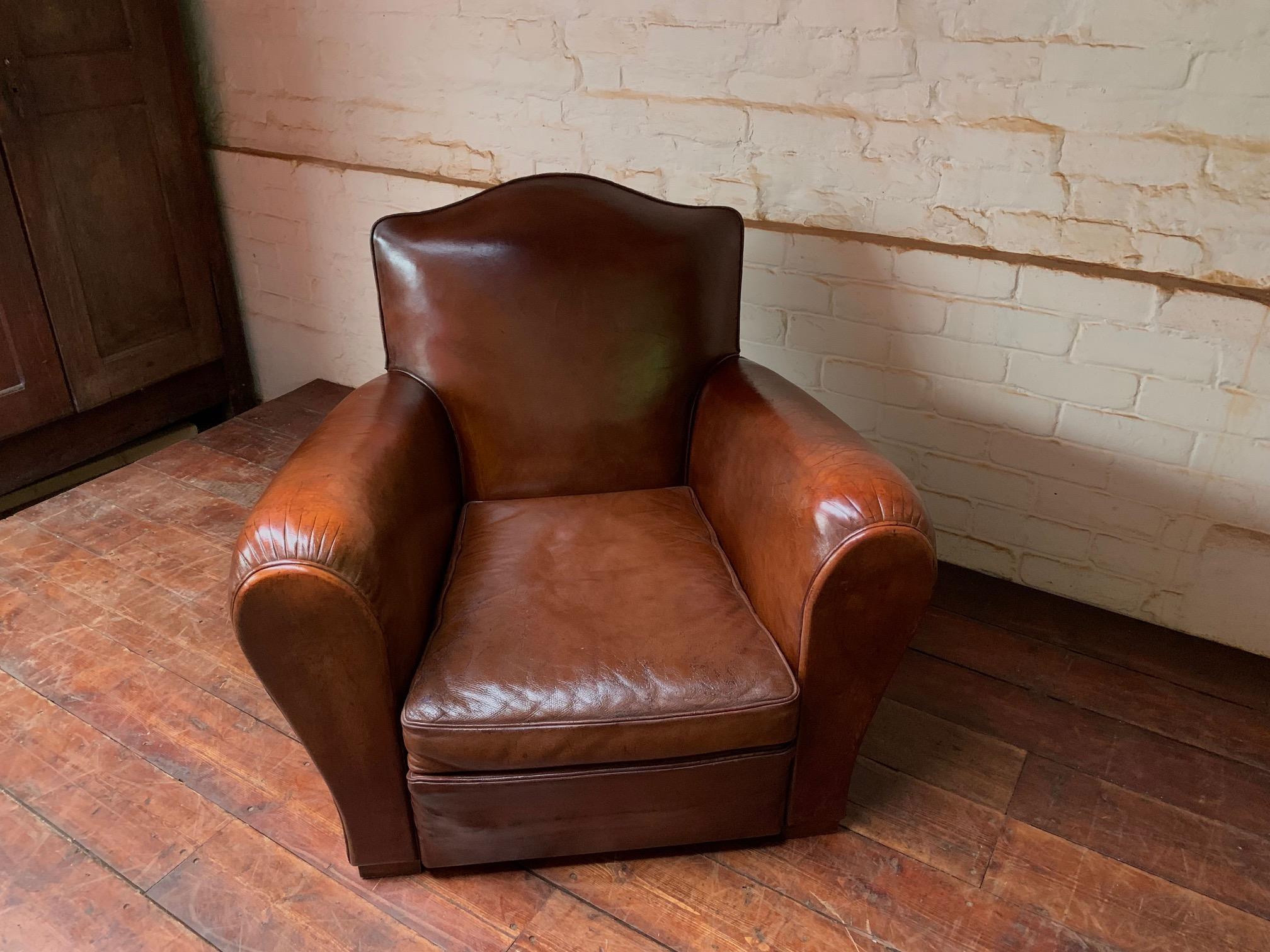 Cuir Fabuleux fauteuil club en cuir français, modèle Chapeau de Gendarme Circa 1940's en vente