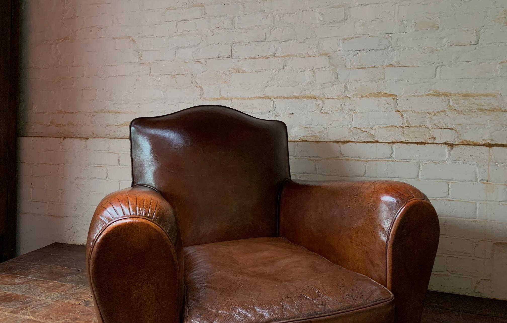 Fabuleux fauteuil club en cuir français, modèle Chapeau de Gendarme Circa 1940's en vente 2
