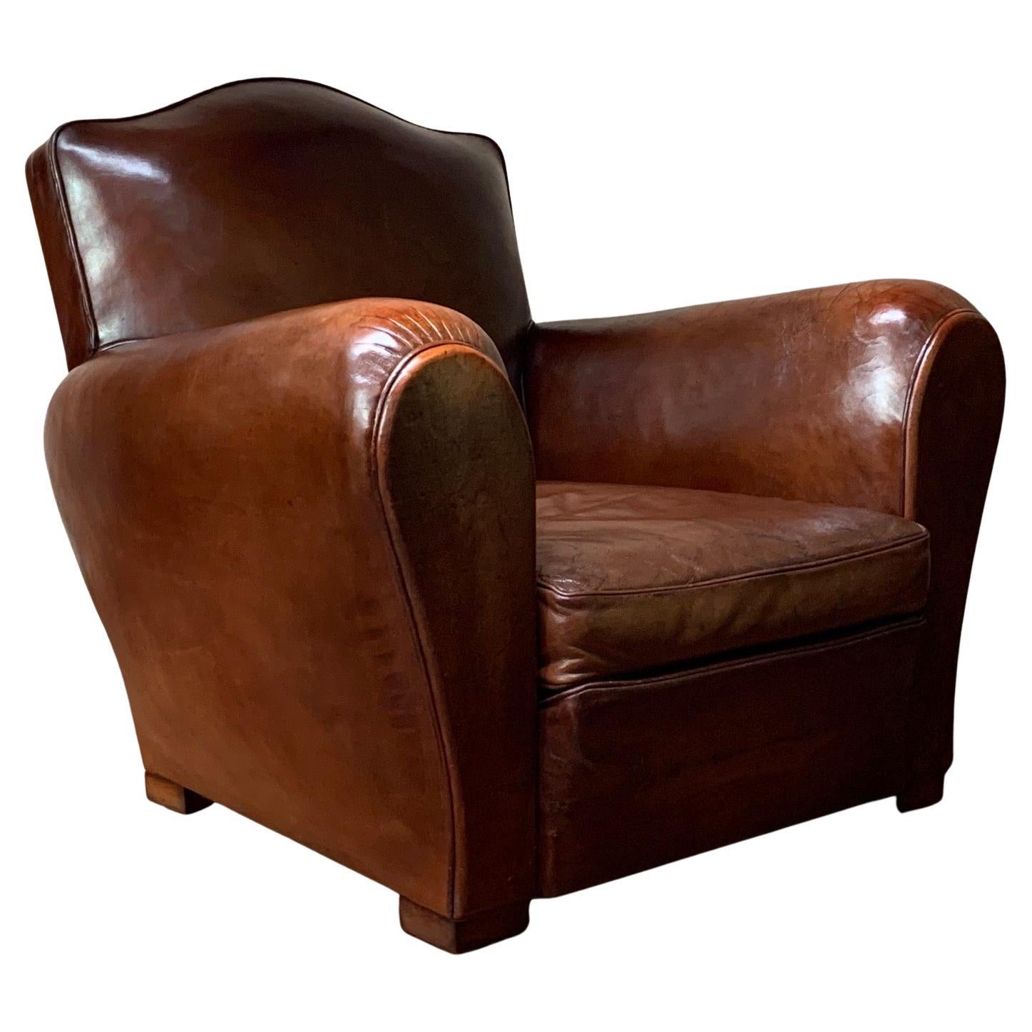 Fabuleux fauteuil club en cuir français, modèle Chapeau de Gendarme Circa 1940's