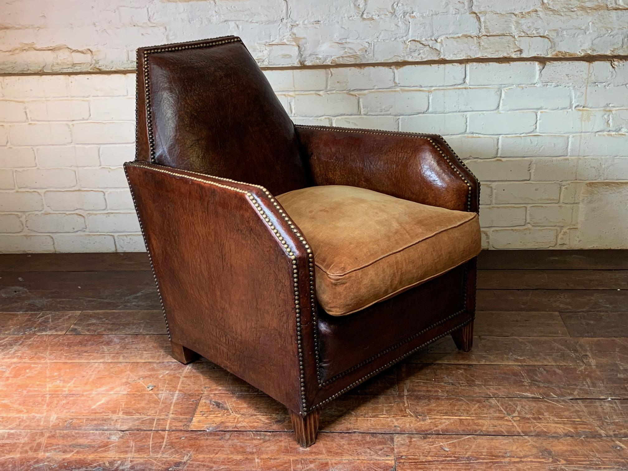 Fabuleux fauteuil club en cuir français Model NoCA, circa 1920 en vente 3