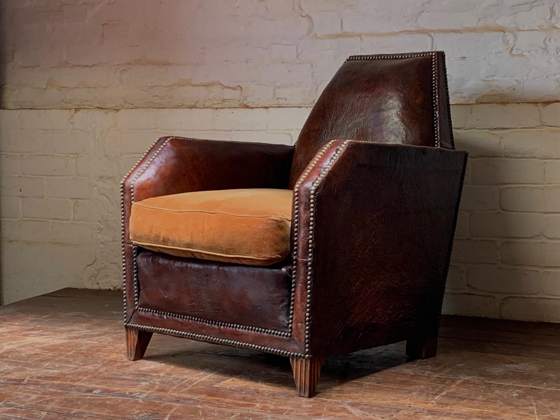 Fabuleux fauteuil club en cuir français Model NoCA, circa 1920 en vente 4