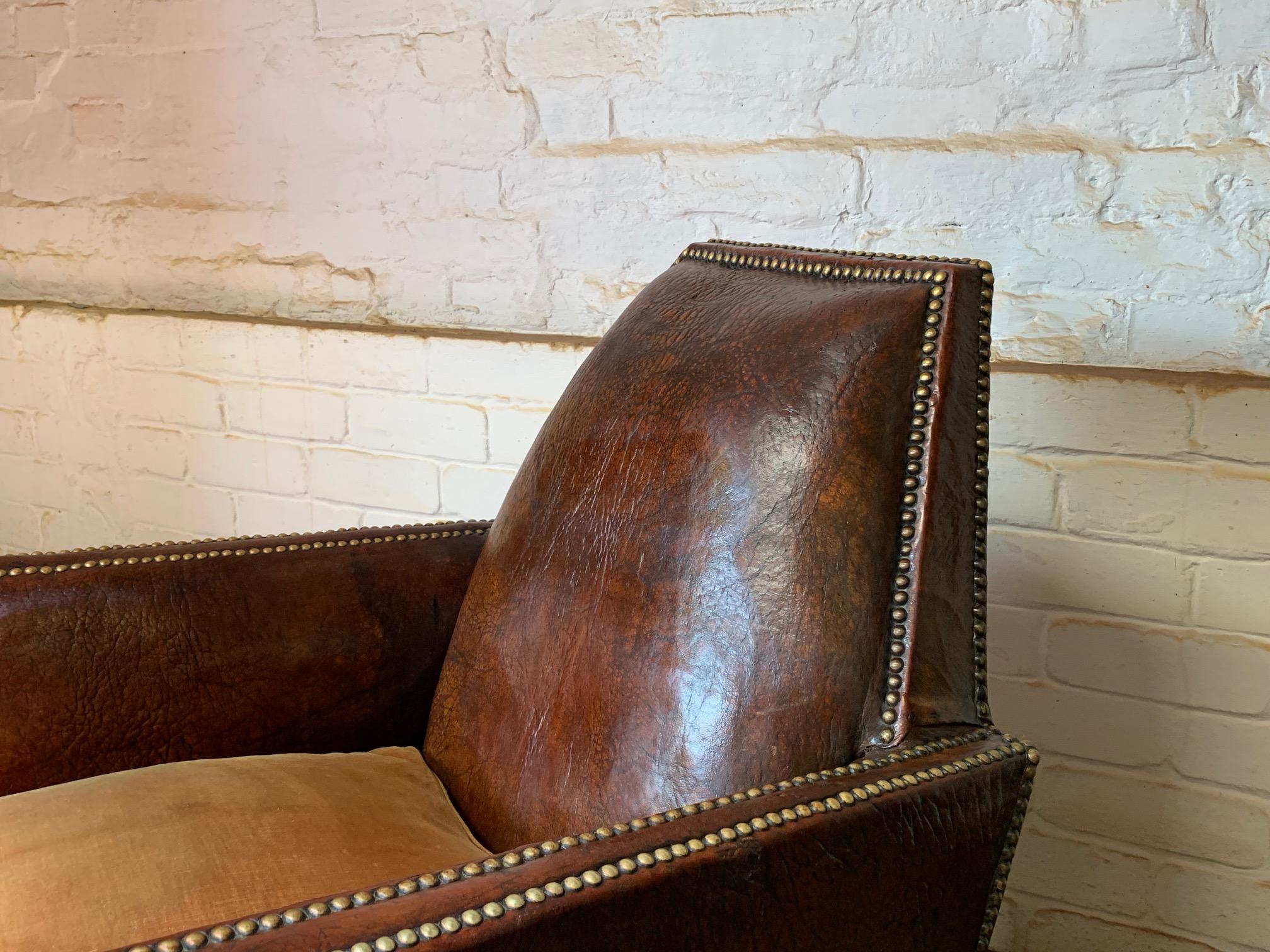 Fabuleux fauteuil club en cuir français Model NoCA, circa 1920 en vente 7