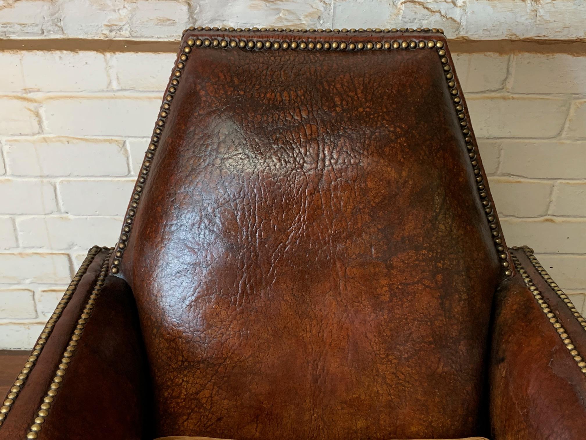 Cuir Fabuleux fauteuil club en cuir français Model NoCA, circa 1920 en vente