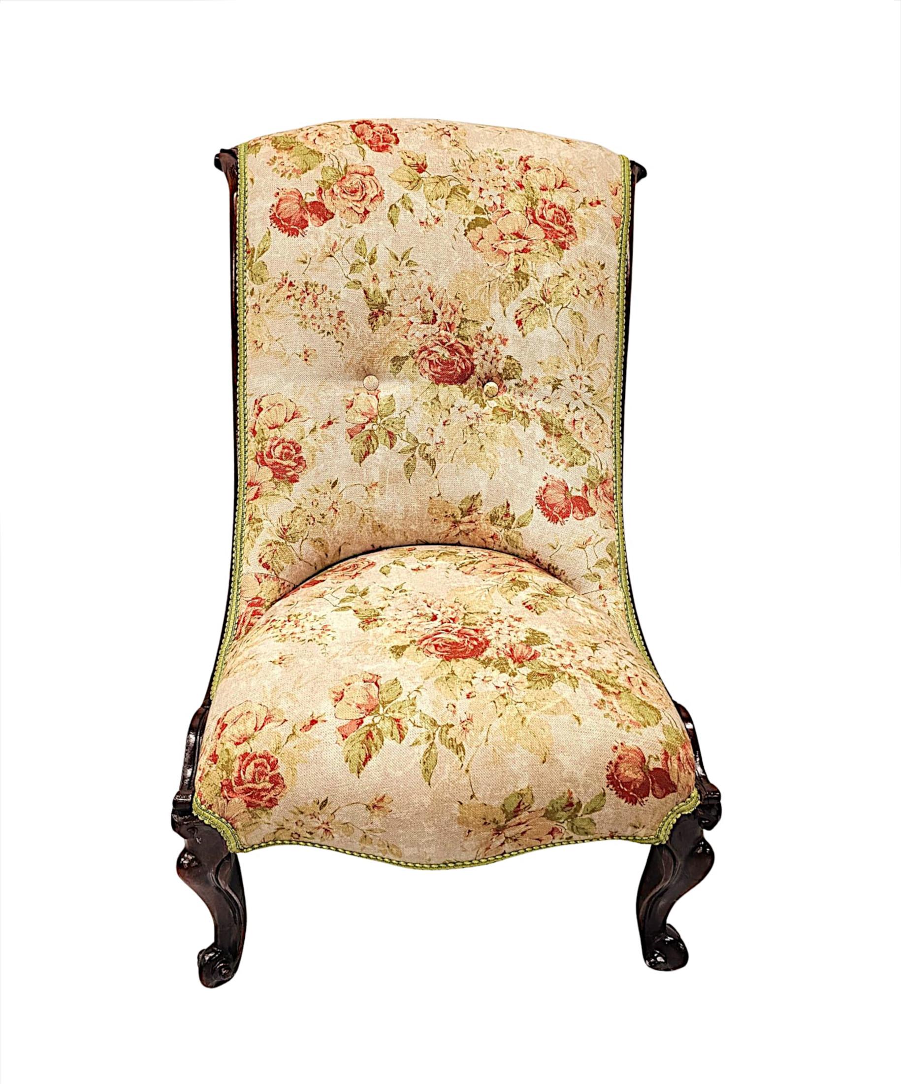Un fabuleux fauteuil d'allaitement en acajou bien figuré du XIXe siècle, d'une qualité exceptionnelle et finement sculpté à la main, avec une patine riche, un grain et des détails de volutes magnifiquement sculptés sur l'ensemble du dossier.  Cette
