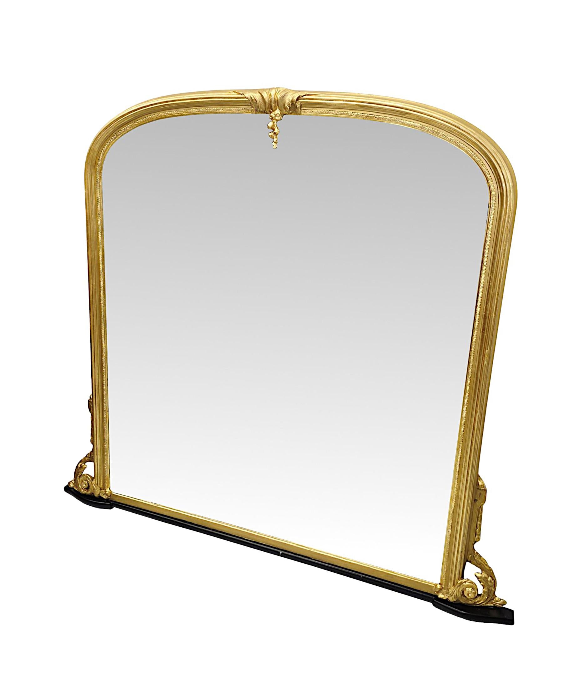 Un fabuleux miroir à trumeau en bois doré du 19e siècle, de grandes proportions.  La plaque de verre miroir de forme A est placée dans un cadre en bois doré finement sculpté à la main, cannelé et élégamment simple, avec des détails de bordure en