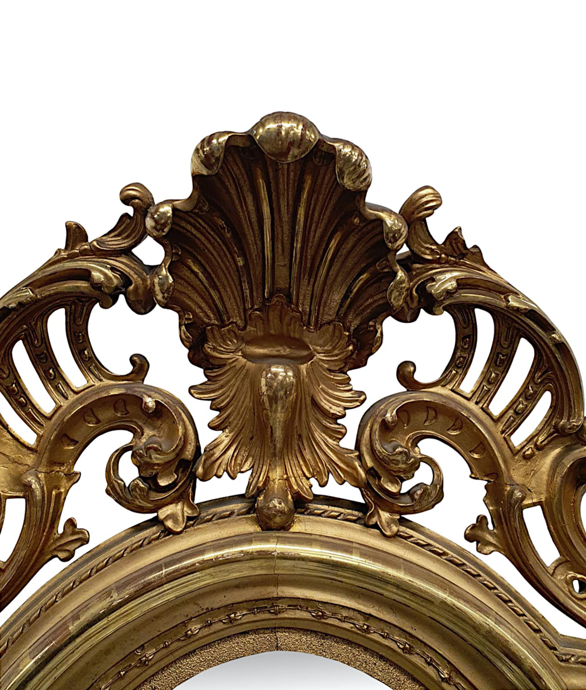 Un fabuleux miroir d'entrée, d'embarcadère ou de coiffeuse en bois doré du XIXe siècle, de grandes proportions et d'une qualité exceptionnelle.  La plaque de verre en forme de miroir est placée dans un cadre en bois doré finement sculpté à la main,