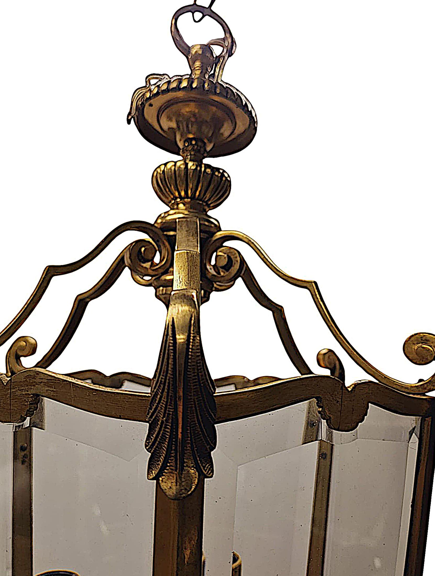 Eine fabelhafte Laterne aus Messing und Glas aus dem 20. Jahrhundert mit sextagonaler Form, außergewöhnlicher Qualität und großartigen Proportionen.  Die wunderschönen, klaren, abgeschrägten Glasscheiben befinden sich in einem atemberaubenden, gut