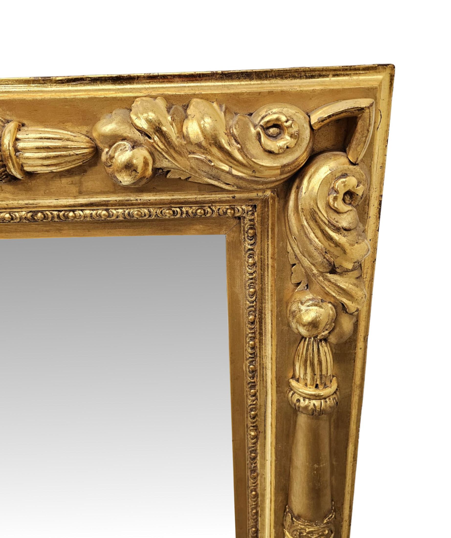 Un fabuleux miroir à trumeau en bois doré William IV du début du 19e siècle, d'une qualité exceptionnelle et aux proportions grandioses.  La plaque de verre miroir de forme rectangulaire est placée dans un cadre en bois doré finement sculpté à la